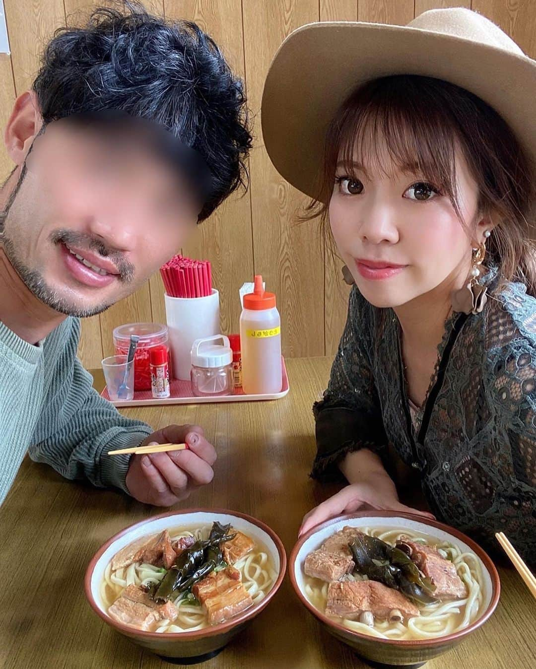 Ayuminさんのインスタグラム写真 - (AyuminInstagram)「🌺宮里そば🌺 今回食べたソーキそば中で1番好みだった名護の 宮里そばさん✨地元の方も多く本当に絶品！！ 名護方面では5年前に食べた山原そばが美味しくて リピしたかったけど定休日だった為 事前にチェックしていたお店！大正解🥺 . ☑️ #三枚肉そば  pic① ☑️ #ソーキそば  pic② . 絶品の出汁はあっさりなのに味わい深くて 最後まで飲み干しちゃうぐらい！ 麺は中太麺。歯応えもあって麺もすごく良かった！ 個人的にはお肉はソーキ派🐖 また食べたいなぁ😭✨ . . スタバクイーン👸🏼メインアカウント ➡︎ @ayumin0220stb . #宮里そば#沖縄そば#名護ランチ#名護グルメ #沖縄旅行#沖縄#沖縄グルメ#沖縄ランチ#沖縄カフェ#沖縄観光 #新婚旅行#ハネムーン #インスタグルメアワード2020#あいなご#ナゴレコ#グルメライター#タビジョ」12月18日 12時20分 - ayumin0220