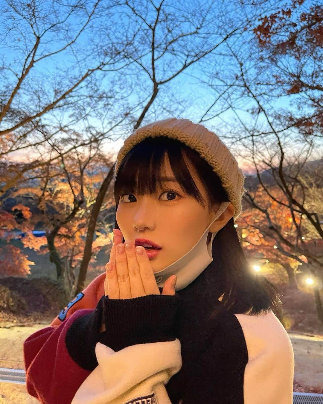 田中美久さんのインスタグラム写真 - (田中美久Instagram)「🍁⛩. . . こないだ、竈門神社に行ってきました☺️🍁 秋の紅葉がとても綺麗で、夜は神社から見る夜景が🌉とても素敵で心が落ち着きました！1日満喫してきました。. . そろそろ今年も終わるので竈門神社では神様にいつもありがとうございますのお礼をしてきました☺️🍁最近はすごく楽しくて充実していて「毎日楽しく頑張って生きる！」っていうのが私の心の持ちようなので、、お願い事ではなく、神様に感謝の気持ちを😂笑. . 今年は特にあっという間な一年だったけど今出来ることを楽しくやって過ごしています。皆さんも楽しく来年も頑張りましょう💪 #竈門神社　#太宰府 #福岡　#紅葉 #鬼滅の刃 #おすすめアニメ　#鬼滅の刃の聖地」12月18日 12時22分 - mikumonmon_48