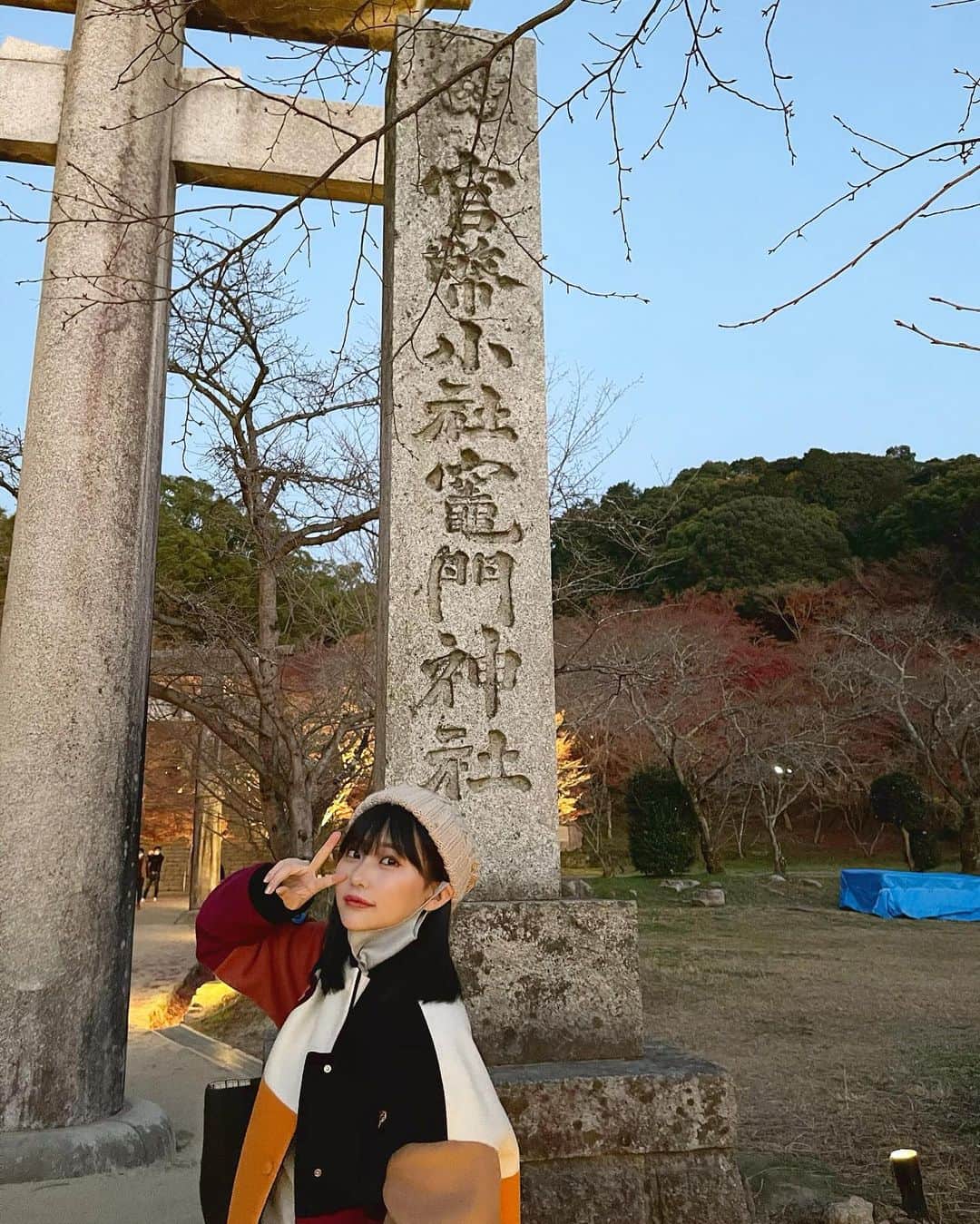 田中美久さんのインスタグラム写真 - (田中美久Instagram)「🍁⛩. . . こないだ、竈門神社に行ってきました☺️🍁 秋の紅葉がとても綺麗で、夜は神社から見る夜景が🌉とても素敵で心が落ち着きました！1日満喫してきました。. . そろそろ今年も終わるので竈門神社では神様にいつもありがとうございますのお礼をしてきました☺️🍁最近はすごく楽しくて充実していて「毎日楽しく頑張って生きる！」っていうのが私の心の持ちようなので、、お願い事ではなく、神様に感謝の気持ちを😂笑. . 今年は特にあっという間な一年だったけど今出来ることを楽しくやって過ごしています。皆さんも楽しく来年も頑張りましょう💪 #竈門神社　#太宰府 #福岡　#紅葉 #鬼滅の刃 #おすすめアニメ　#鬼滅の刃の聖地」12月18日 12時22分 - mikumonmon_48