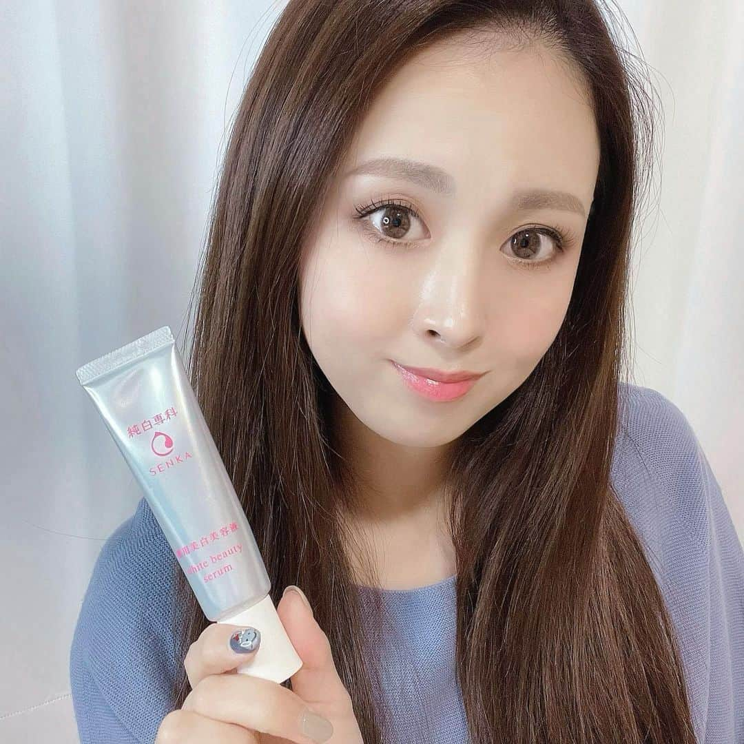 ささき ともみのインスタグラム：「・ 純白専科 白雪美容液💄 ・ 特に乾燥しやすいこの時期は 普段のお手入れにプラスして使えるアイテムを 1つ持っておくととっても便利です✨ ・ すっぴんをくもらせてしまう4大悩み 乾燥、毛穴目立ち、肌荒れ、シミ そんな悩みに着目してつくられた 純白専科の白雪美容液は 普段の化粧水の後に塗るだけで、 潤ってしっとりぷるぷるに🥺 @コスメでもいま話題のアイテムみたいです！ ・ 最近は特にマスクの摩擦で乾燥して フェイスラインや頰の肌荒れが 気になってきていたのですが、 オイルやクリームのように ベタつのはちょっと苦手で…🙈💦 そんな私でも手軽にベタつかず保湿できる アイテムを探していたのでピッタリでした☺️❤︎ ・ クリームとジェルの 中間くらいのテクスチャーなので、 ベタつかずにしっとりする感じが好みです☺️ 私はこちらの後に乳液を塗っていますが、 より乾燥が気になる方はクリームなどで よりしっかり保湿すると良いかと思います⭕️ ・ 有効成分m-トラネキサム酸配合なので、 肌荒れ防止やシミ予防としても 普段から積極的に取り入れたいアイテムです✨ ・ ※トラネキサム酸  ※メラニンの生成を抑え、シミ・ソバカスを防ぐ ・ 普段から乾燥が気になる方はもちろん、 マスクの摩擦等による肌荒れが 気になっているという方も、 こういったアイテムを1つプラスしてあげると 良いかもしれません😉💓 ・ ・ ♡┈┈┈┈┈┈┈┈┈┈┈┈┈┈┈┈┈┈┈┈┈♡  #すっぴん白雪美容液#PR#純白専科#専科#SENKA#美容液#スキンケア#透明感#乾燥#毛穴目立ち#肌荒れ#シミ予防#保湿#ドラッグストアコスメ#スキンケアヲタク#スキンケア用品#スキンケアレポ#コスメレポ#コスメレビュー#美容#美活」