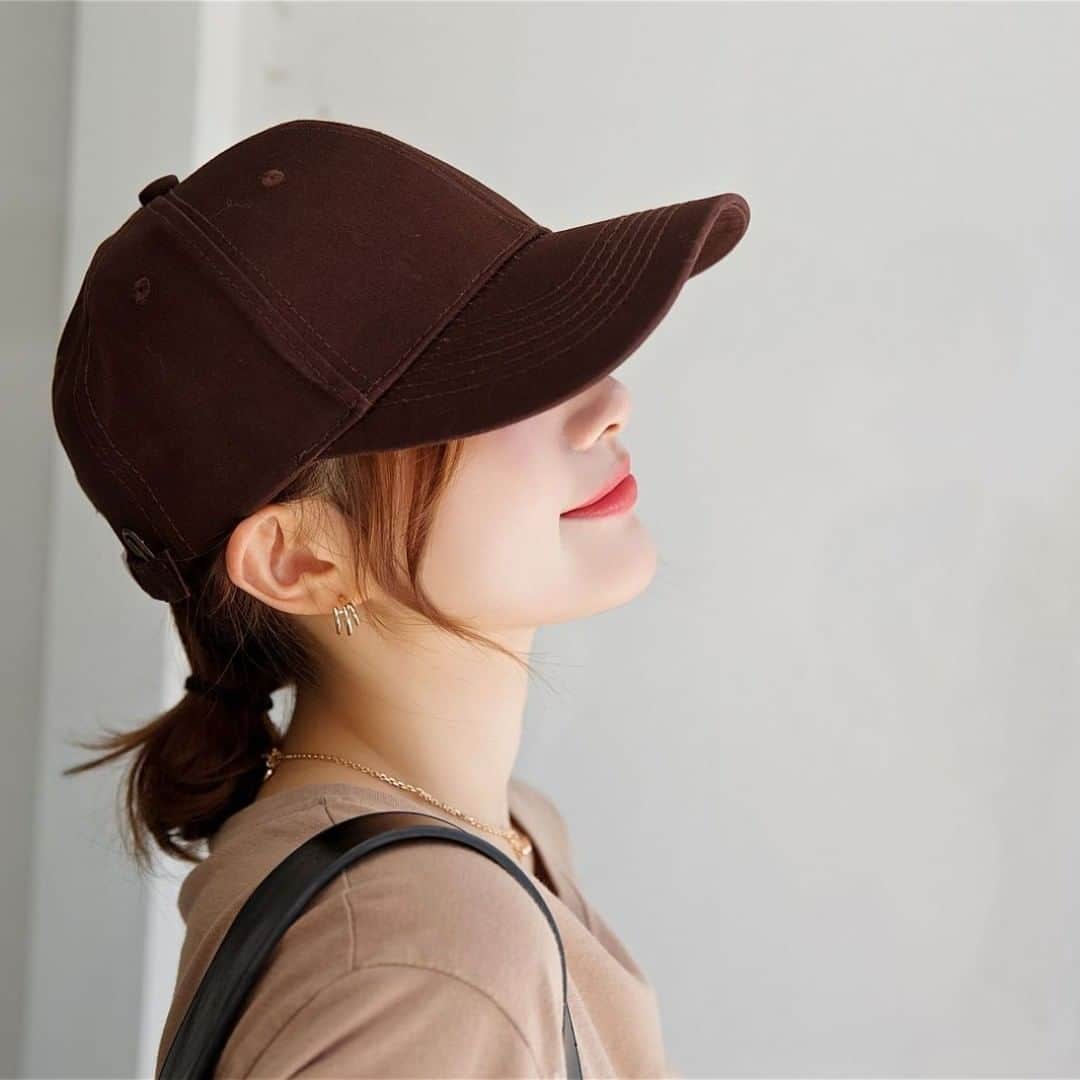 maison de LATIRのインスタグラム：「大人の休日は思いっきりカジュアルに。 豊富なカラーでコーデをアップデートするのも私流の過ごし方。  ↓ご購入はこちらから↓ @maison_de_latir #maison_de_latir #メゾンドラティール #https://shop-list.com/women/brand/maison-de-latir/」
