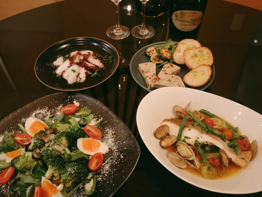 宮本沙恵のインスタグラム：「HOME PARTY🎄❤️ . タコのカルパッチョ/パテ/マッシュルームとブロッコリーのサラダ/黒鯛アクアパッツァ/スペアリブ🍖/キルフェボン🎂 . #女子会#ホームパーティー#ワイン会」