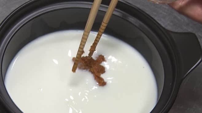 日本テレビ「ヒルナンデス！」さんのインスタグラム写真 - (日本テレビ「ヒルナンデス！」Instagram)「. ～からだあったまる～サラダチキン鍋 【材料（1人分）】 ・サラダチキンプレーン：1袋 ・濃い味の豆腐：1パック ・千切りキャベツ：1袋 ・牛乳：200ml・水：100ml ・出し入りみそ：大さじ1 ・ごま油：お好みで  【作り方】 1.鍋に牛乳と水、味噌を入れてよく混ぜる。 2.適当な大きさにちぎったサラダチキン・豆腐・ 千切りキャベツを加えて弱火にかける。 3.鍋が沸いたら、ごま油を回しかける。」12月18日 12時39分 - hirunandesu_ntv_official