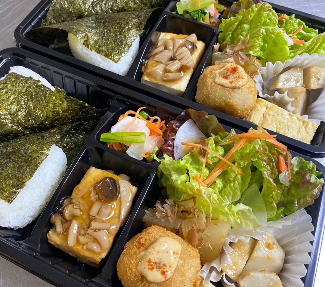 cafezakkagallery-flagのインスタグラム：「▪︎いろいろ▪︎ テイクアウトのお弁当も当時受付しております。 晩御飯用にでもご連絡頂けましたら ご用意出来ますのでご利用下さいませ。 (072-845-4566夕方16:30まで)  雑貨ルームではちょいと飾りのスワッグなどご用意してます。 引き続きhacuさんの靴下に ヒンメリなどご覧下さいませ♬  #cafeFLAG #cafezakkagalleryflag  #hacu  #oofukuhan  #テイクアウト #和食お弁当 #大阪カフェ #枚方カフェ #クリスマス」