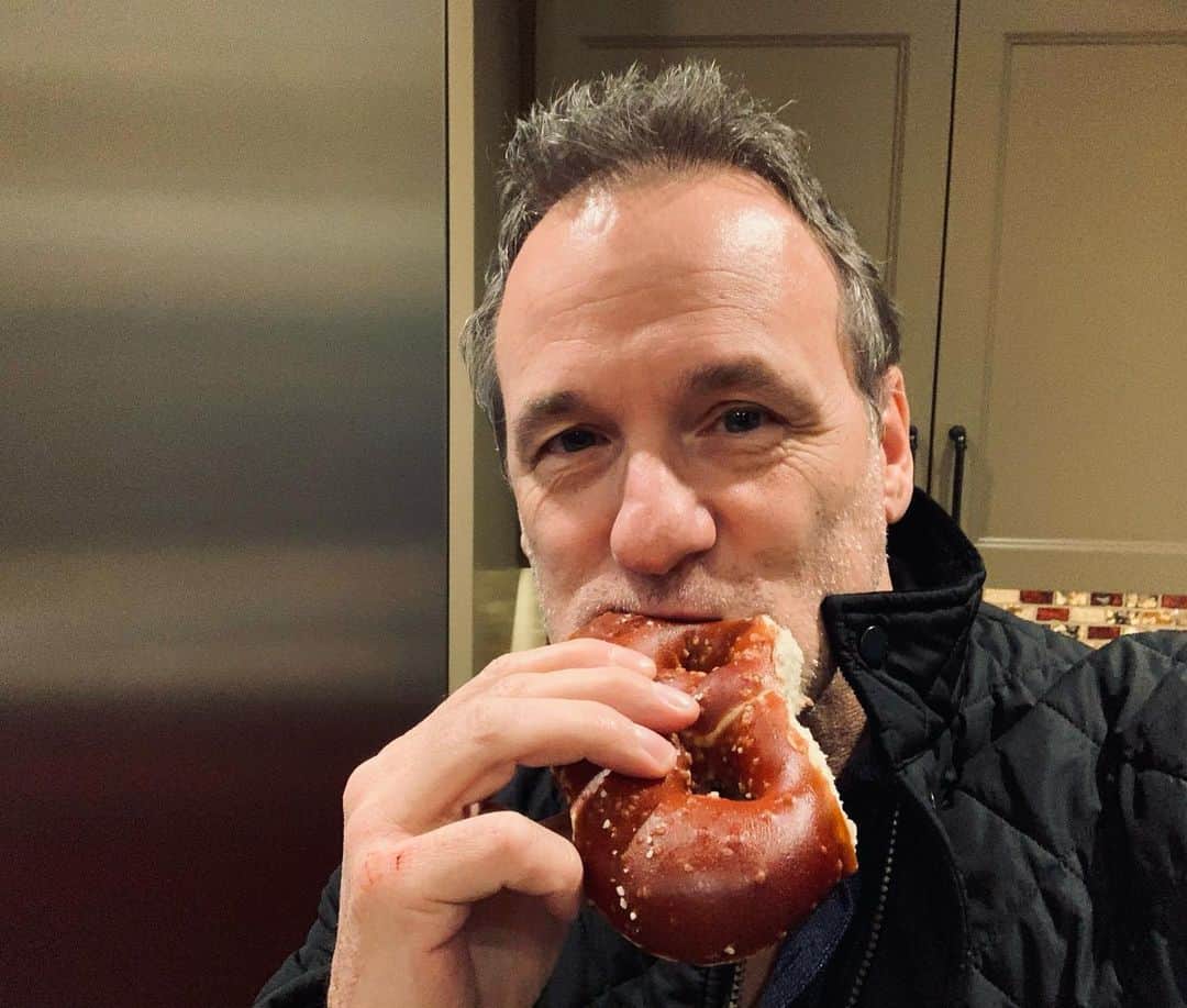 のインスタグラム：「Been too long away from @shappypretzel but we’re back together. #phillypride If you haven’t tried one...wow are you missing out!! @shappyshaps」