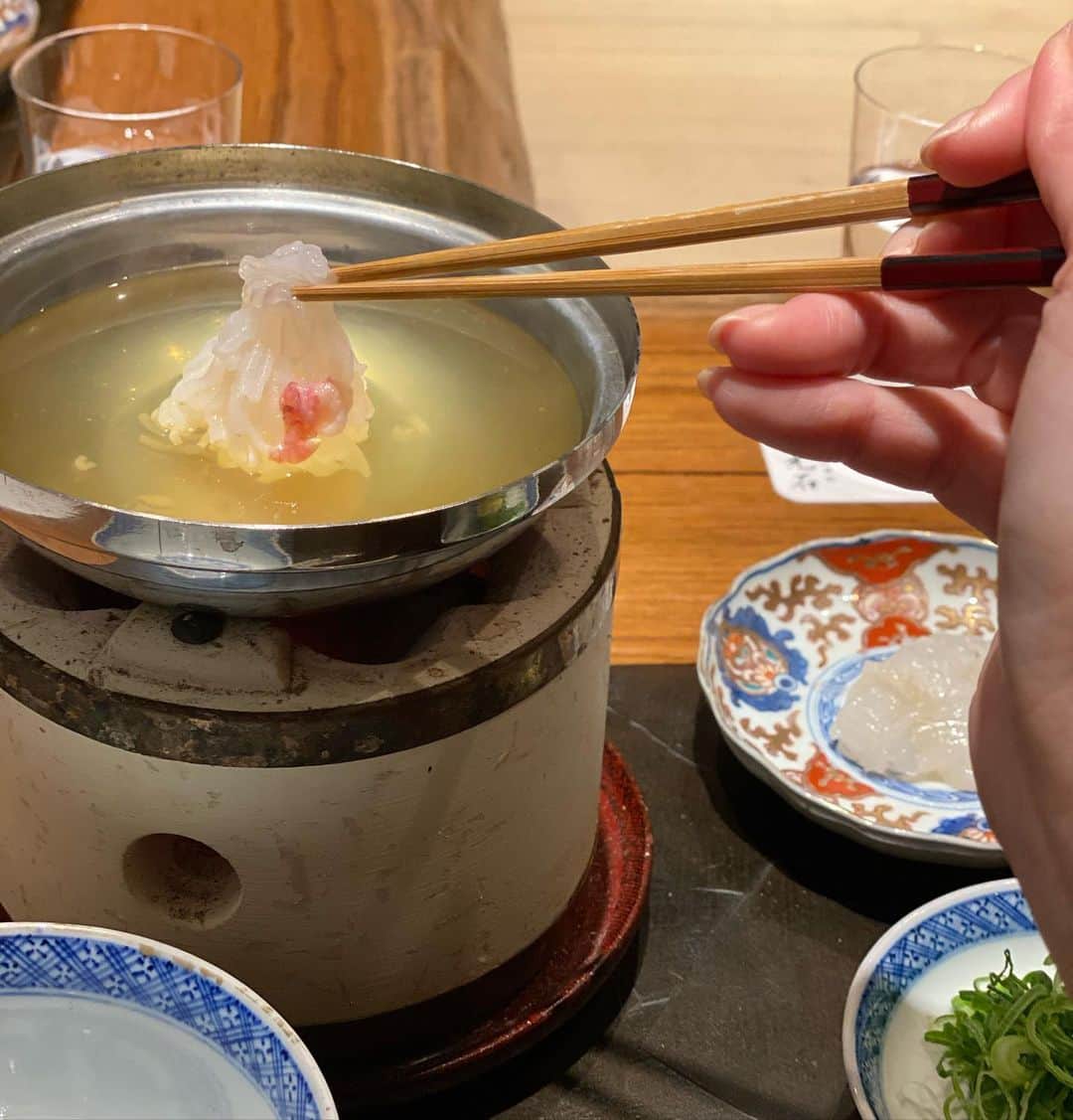 ImotoEtsuyo さんのインスタグラム写真 - (ImotoEtsuyo Instagram)「神楽坂　『光石』さんへ ・ ・ #一日一組 だけ予約受付のお店なので 安心してゆっくり食事を楽しめます。  ・ ・ 3,5kgもある、大きな大きなタラバ蟹。 お刺身，しゃぶしゃぶ、焼き、雑炊 その他、蟹尽くしコースを頂きました。  ・  昨日投稿した レアな日本酒とカニとのマリアージュは 最高でした。 ・ ・ こんなに美味しい蟹料理を頂き 幸せな時間でした♡  ・ またいろいろ頑張れそうです！ ご馳走様でした。  ・ #神楽坂グルメ  #光石  #和食  #懐石料理  #日本料理  #カニ #蟹尽くし  #蟹  #たらば蟹  #champagne  #taittinger  #日本酒  #黒龍  #二左衞門  #〆張鶴  #エビスマイスターザロイヤルリーフ  #yebisumaistertheroyalleaf  #東京グルメ  #gourmet #shinjyuku  #kagurazaka  #神楽坂ディナー」12月18日 12時37分 - bisuhada
