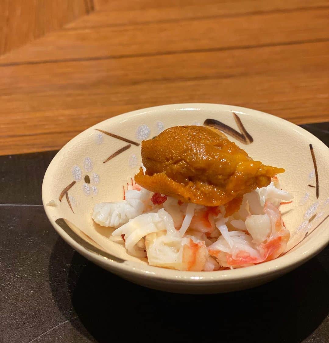 ImotoEtsuyo さんのインスタグラム写真 - (ImotoEtsuyo Instagram)「神楽坂　『光石』さんへ ・ ・ #一日一組 だけ予約受付のお店なので 安心してゆっくり食事を楽しめます。  ・ ・ 3,5kgもある、大きな大きなタラバ蟹。 お刺身，しゃぶしゃぶ、焼き、雑炊 その他、蟹尽くしコースを頂きました。  ・  昨日投稿した レアな日本酒とカニとのマリアージュは 最高でした。 ・ ・ こんなに美味しい蟹料理を頂き 幸せな時間でした♡  ・ またいろいろ頑張れそうです！ ご馳走様でした。  ・ #神楽坂グルメ  #光石  #和食  #懐石料理  #日本料理  #カニ #蟹尽くし  #蟹  #たらば蟹  #champagne  #taittinger  #日本酒  #黒龍  #二左衞門  #〆張鶴  #エビスマイスターザロイヤルリーフ  #yebisumaistertheroyalleaf  #東京グルメ  #gourmet #shinjyuku  #kagurazaka  #神楽坂ディナー」12月18日 12時37分 - bisuhada