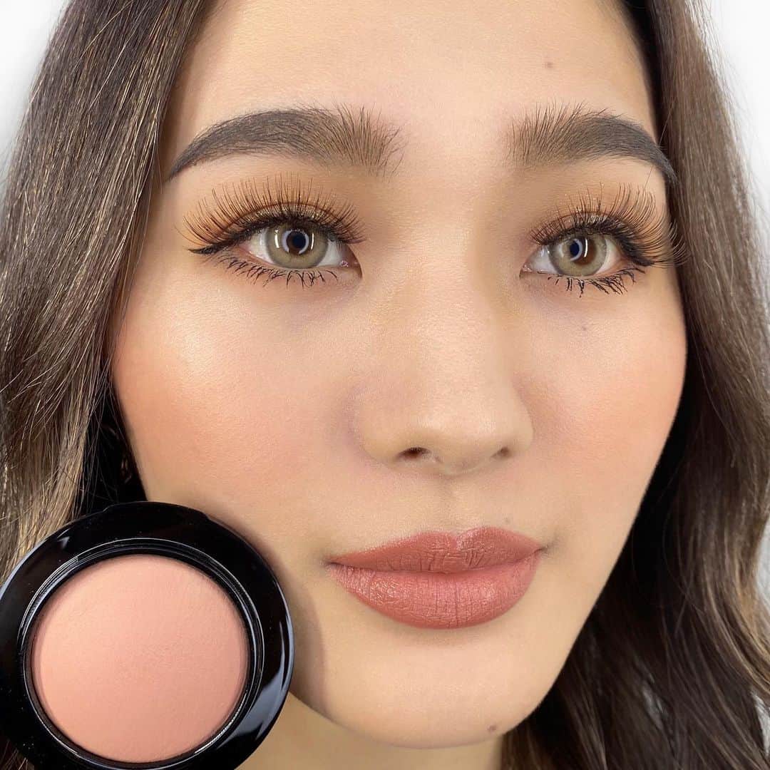 M∙A∙C Cosmetics Japanのインスタグラム：「2020年 M·A·Cアーティストが選ぶマストハブ！ -チーク編②- ㅤ ❄️M·A·C ミネラライズ ブラッシュ: ウォーム ソウル ㅤ 不動の人気を誇る、ゴールドパールが輝くベージュチークがイン。軽いつけ心地で、重ねづけしても軽くナチュラルな仕上がりです。リップやアイカラーを選ばず、どんなメイクとも相性抜群✨  ㅤ #MACCosmeticsJapan #MACコスメ #マックコスメ#MACCosmetics #コスメ #メイク #コスメ紹介 #ポーチの中身 #持ち歩きコスメ #ホリデーメイク #お気に入りコスメ #ベストコスメ #ベスコス #チーク #ベージュチーク」
