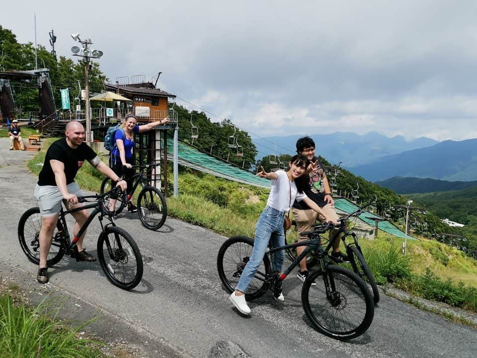 松浦彩さんのインスタグラム写真 - (松浦彩Instagram)「【山形市 蔵王温泉で遊ぶ！】 ⠀ マウンテンバイクをレンタル♡ 行きはロープウェイ、帰りはマウンテンバイクで降ってきました！風を切るようなスピード感と爽快感😳！ ⠀ 道中、鳥兜山頂からの景色やドッコ沼の神秘的な美しさを眺めながら、おしゃれなロッジでごはんを食べて、最後は足湯でのんびり☺️💓 ⠀ 動画内でルートとお店・スポットが紹介されています♫ ⠀ https://youtu.be/0lpr443FXVs  ⠀   .*🌱+————————————————————— ⠀ #山形県のほっぺtourism 山形県村山地域観光PR動画 春夏編 公開中！ ⠀ YouTubeで「山形県のほっぺTourism」と 検索していただくか、わたしのプロフィール欄の URLから観ることができます👉🏻@ayamatsuura_ 💕 ⠀  photo by @bellmak1990 @the_yamagata   ⠀ —————————————————————+🌱*. ⠀ #蔵王 #蔵王温泉 #マウンテンバイク #zao #zaoonsen #mountainbike #山形カフェ #sangoro #ドッコ沼 #鳥兜山頂 #ロープウェイ  #summeractivities #summertravel #summertrip  #yamagata #yamagatagram #山形 #写真でやまがた旅気分 #山形旅行 #travelphotography #travelingjapan #tohoku #旅好き #旅好き女子 #たびじょ #portrait #portraitphotography #travelphotography #旅行好き #松浦彩」12月18日 12時50分 - ayamatsuura.s