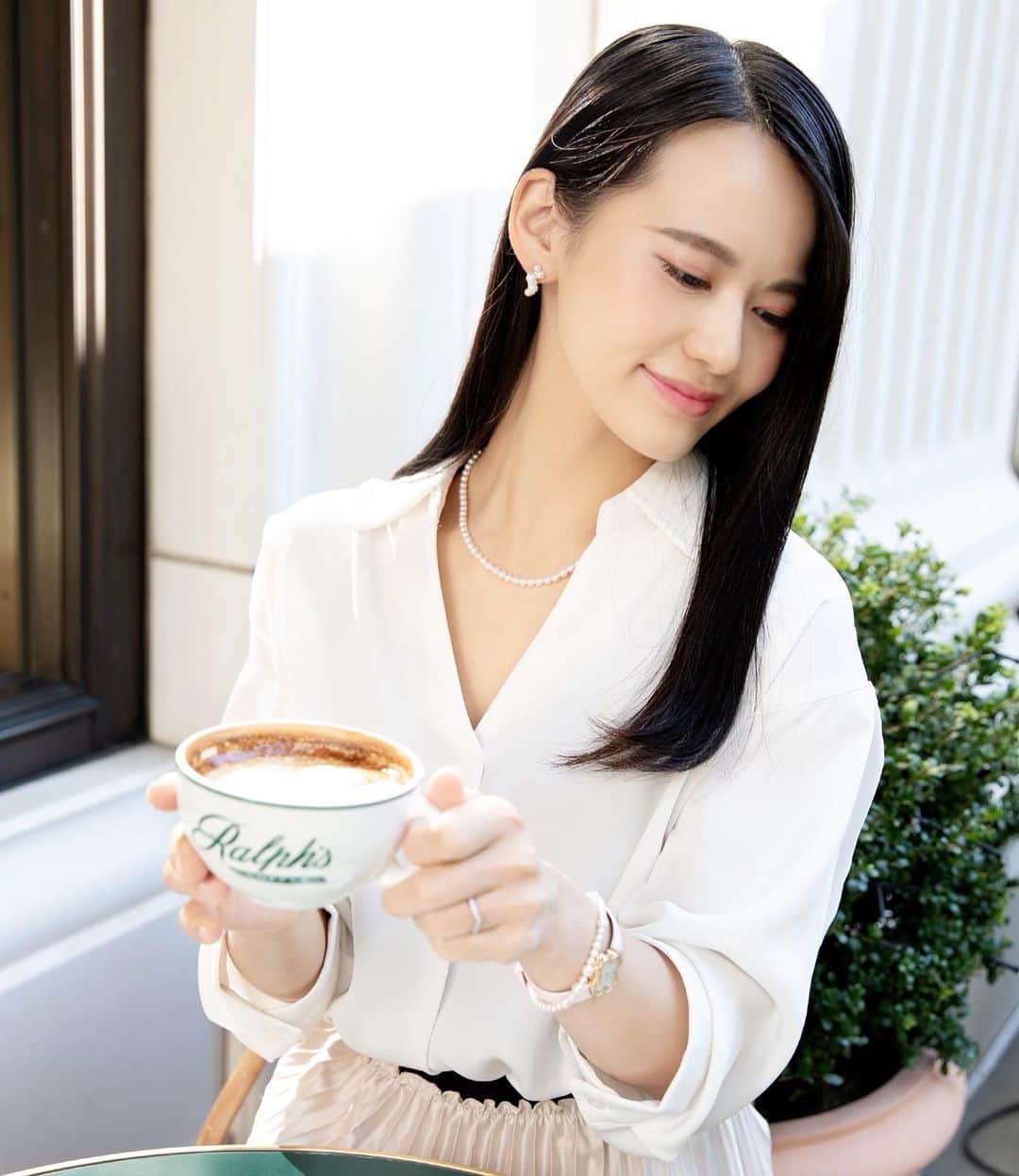 七尾エレナさんのインスタグラム写真 - (七尾エレナInstagram)「_ 伊勢志摩の上質で洗練された 歴史あるパールブランド 「NAKAMURA.」 @nakamura_pearl_official  今回ご縁があり モデルをさせて頂きました。  お仕事服×パールジュエリースタイル  シンプルで洗練されたデザインなので お気に入りのジュエリーウォッチと 重ね付けしても可愛い🙆‍♀️  パールを身につけると いつもよりもパワーをもらえた気がして お仕事がうまくいきそうな予感♡  #NAKAMURA #伊勢志摩」12月18日 12時50分 - elenananao