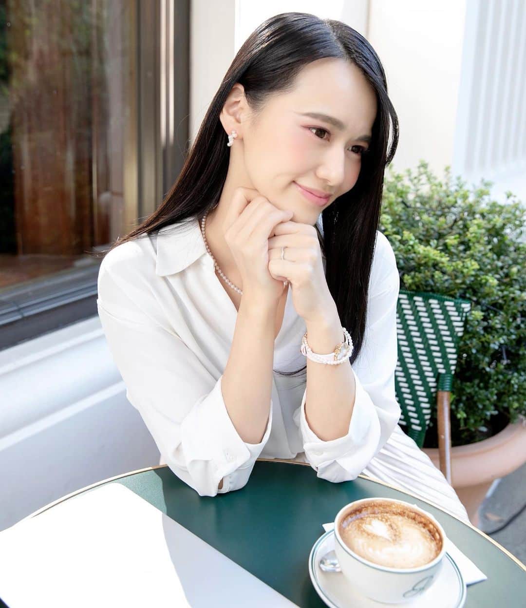 七尾エレナさんのインスタグラム写真 - (七尾エレナInstagram)「_ 伊勢志摩の上質で洗練された 歴史あるパールブランド 「NAKAMURA.」 @nakamura_pearl_official  今回ご縁があり モデルをさせて頂きました。  お仕事服×パールジュエリースタイル  シンプルで洗練されたデザインなので お気に入りのジュエリーウォッチと 重ね付けしても可愛い🙆‍♀️  パールを身につけると いつもよりもパワーをもらえた気がして お仕事がうまくいきそうな予感♡  #NAKAMURA #伊勢志摩」12月18日 12時50分 - elenananao