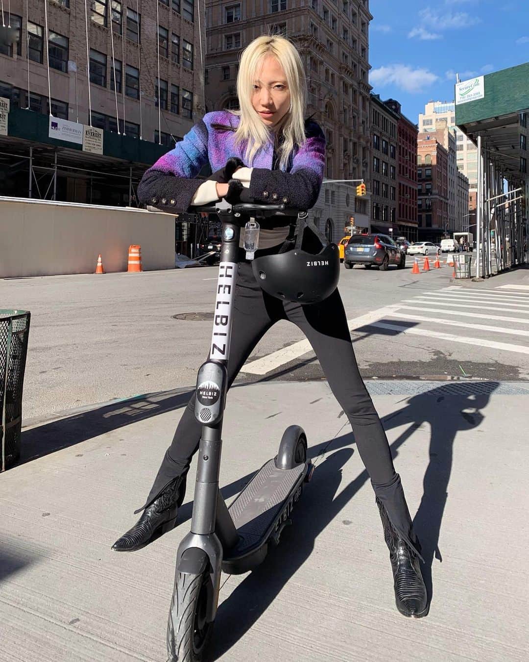 パク ・スジュのインスタグラム：「Skrskr skoot 🛴💨 @helbizofficial #HelbizRider #HelbizPartner」