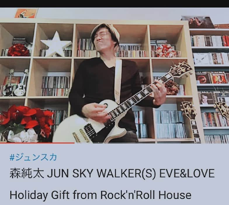 森純太さんのインスタグラム写真 - (森純太Instagram)「EVE & LOVE/JUNSKYWALKER(S) Holiday Gift from…  YouTubeアップしました。 この曲どんなシチュエーションで書いたのか全く覚えていない。 気付いたらそこにあった！って感じ。 レコーディングの記憶はあるけど…。 メンバーそれぞれ記憶しているところって違うから今度カズヤに聞いてみよう。  「白いクリスマス」がバラードだったから、もう1曲のXmasナンバーはとにかく熱いビートの曲をやりたかったんだ。 改めて聴いて分かったんだけどThe Damnedみたいにしたかったんだ。 あのビートに乗せてもっとメロディアスにした奴に！  それにしてもR&R houseでのYouTubeアップは久しぶりだったから感覚を戻すのに少し頑張った。 皆さん如何でしたか？  YouTube/森純太　で検索して下さい。  ーーーーーーーーーーーーーーーーーーーー  #森純太  #ジュンスカ #イブラブ #白いクリスマス #カップリング #Xmas #gethappy #tbgo #ソロツアー #やろう #lespaulcustom  #lespaul #レスポールカスタム  #レスポール」12月18日 13時04分 - juntamori