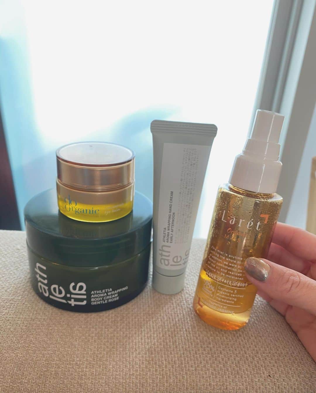 高橋有紀のインスタグラム：「冬のお気に入りケア　#おさかなゆきのオススメコスメ  #doorganic 初めて使ったけど明日アイバームが目元にこっくり馴染んで、朝目元がふっくらする感じが良い！乾燥すらひ他のおでこにもポイントでつけています！ #athletia 一日に何回も消毒してカサカサなので、アロマラッピングハンドクリームが良い香りでしっとりだけどベタつかなくて好きです！ボディクリームもお気に入りがイマイチなかったけど、これは香りもテクスチャーも程良くて久々なお気に入り✨ #laret オーガニックミストは髪にもボディにも化粧水のような感じで使ってます！これを身体につけてからクリームでふたをしているような感じで使ってます！　 最近はずっとバタバタなので、癒しの香り物で楽しんでいます☺︎」