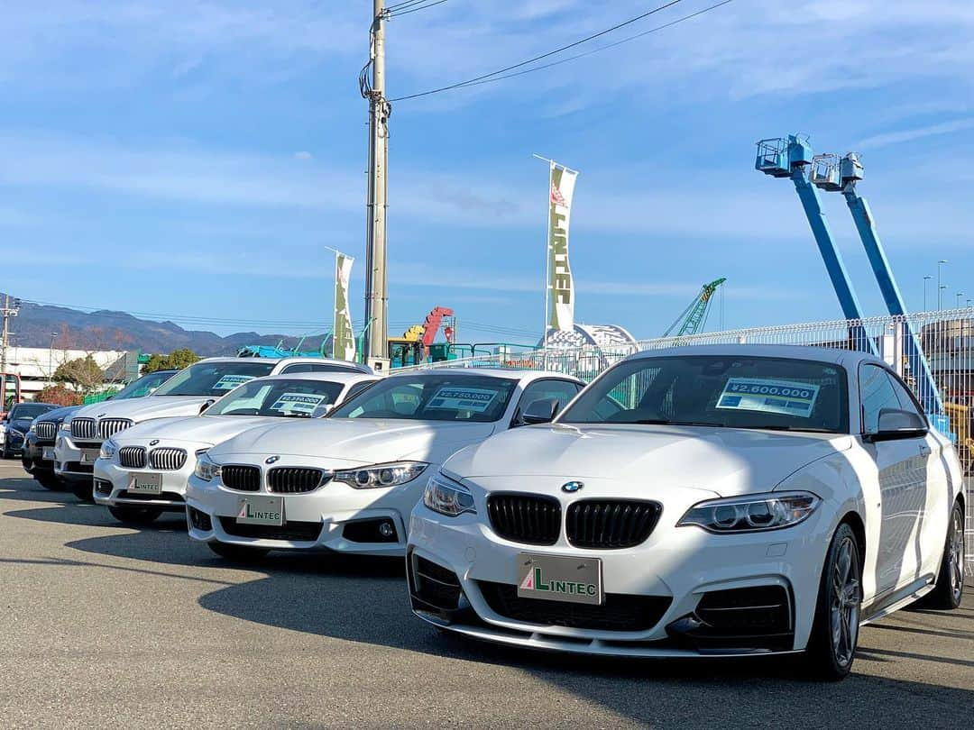 株式会社 リンテックさんのインスタグラム写真 - (株式会社 リンテックInstagram)「BMWが並ぶ 𓂃 ✿𓈒𓏸 Part2 . BMW好きにはたまらない!?いい眺めです👀🤍 . 寒さが段々と厳しくなり やっと冬らしくなって参りましたが 体調管理には十分にお気をつけくださいませ😌 . 今週末もお車たちと 皆様のご来店、お問い合わせを お待ちしております!! . ☎️078-858-0400 📩lintec@lintec-kobe.co.jp . #展示車 #bmwm235 #m235icoupe #bmw4シリーズ #bmw420i #420icoupe #bmw118i #bmw118icelebrationeditionmystyle #118i #bmwx5f15 #bmwx5xdrive #bmwx5xline #bmwx5xdrive35d #bmwx5xdrive50i #bmwx5msport #欧州車好き #bmw好きと繋がりたい #bmw好きな人と繋がりたい #車好きな人と繋がりたい #車好きな人と繋がりたいフォローミー #車好き女子 #車好き男子 #ゲレンデ愛好会 #ドライブデート #ドライブのお供に #助手席担当 #神戸 #六甲アイランド #中古車販売店 #リンテック神戸」12月18日 12時57分 - lintec_kobe