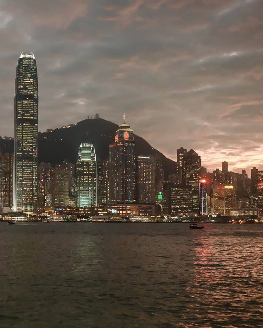 Discover Hong Kongさんのインスタグラム写真 - (Discover Hong KongInstagram)「Checking out the modern high-rises on Hong Kong Island from Avenue of Stars. 從星光大道望出去，維港靚景一覽無遺。 📷: @mmeimuayy #DiscoverHongKong #repost」12月18日 13時00分 - discoverhongkong