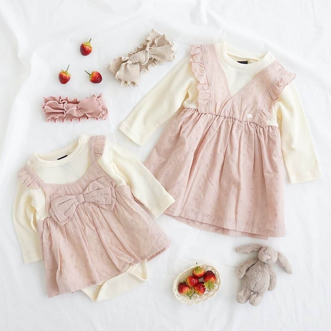 のインスタグラム：「【New Arrival styling by Yuri】 . ねんねやハイハイのBABYもCUTEにおめかし❣️1枚でコーデが完成💖ドッキングロンパース&ワンピース🎀 . やわらかなワッフルボディに大きなリボンのキャミワンピがドッキングしたロンパースと、ワッフルトップスに肩フリルのジャンスカがドッキングしたCUTEなワンピース💕 1枚で女の子らしさたっぷりのおめかしコーデが完成するので、ママも大助かり😘 デイリーにお出かけに大活躍のアイテムです👍✨ . . ▶️フロントリボン♪重ね着風ワッフルロンパース カラー：ピンク/モカ サイズ：70/80 プライス：2,900円+tax . ▶️フリルジャンスカ♪ドッキングワンピース カラー：ピンク/モカ サイズ：80/90/100/110 プライス：2,600円+tax . ▶️メローリボンヘアバンド/サンドベージュ/モスピンク プライス:1,250円+tax . ▶️Bashful Beige Bunny Baby☆ベビーバニー プライス:1,800円+tax . . 🌟合わせてチェック👀 クリスマス直前セール開催中🎊 . 大ヒット👑サンタワンピ・サンタロンパースは必見🎅 お洋服＆ヘッドアクセ、セール初登場アイテム多数🎀 . 人気アイテム、争奪戦です😚👍 売りきれごめん！急いで～🥳 . ⏰12月20日（日）23:59まで！ . プロフィール欄のURLから、べびちゅＨＰへGO🧚‍♀️ 上部のバナーからSALEへいけるよ☝️ . . 🌟さらにおトク情報🎉 コレ買ったら送料無料📦🆓 「送料無料キャンペーン」のアイコンがついたアイテムなら、送料無料❣️ . クーポンの選択不要👍8,800円以上のご購入でなくても送料無料になっちゃいます😘 合わせてGETすれば、おトクだよ✌️ . . 紹介アイテム品番:ct-722-152206 紹介アイテム品番:ct-722-152207 . . #新作 #ロンパース #ワンピース #重ね着風 #レイヤード風 #ワッフル #べびちゅ #babychu #ig_kidsphoto #ig_babyphoto #かわいい #子供服 #ベビー服 #親バカ部 #女の子#娘 #赤ちゃん #ベビーコーデ #キッズコーデ #ベビーファッション #キッズファッション #出産祝い #baby #babychujp #べびちゅstylingcollection #stayhome #おうち時間」