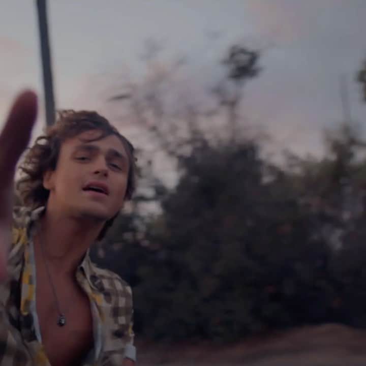 Jonahmaraisのインスタグラム：「our music video for Slow Down is out now. link is in my bio!!!! i love this video so much. we filmed it all in one day and got to be friends with everyone on set and just had the best day ever」
