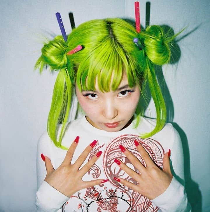 のインスタグラム：「Aya Gloomyが新曲「Micro Creature」をリリース、同時にMVを公開💚 #bfmstaffpick」