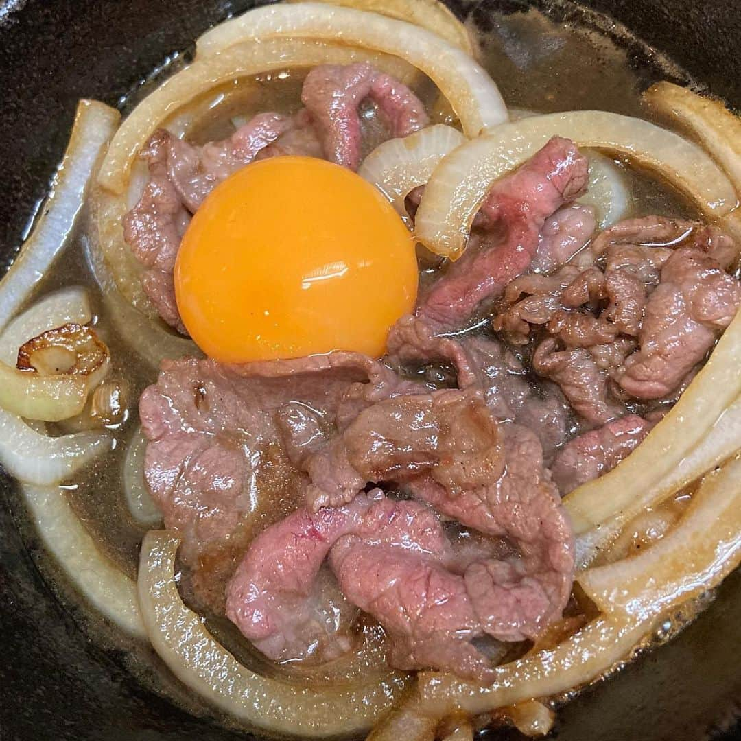 炭火ダイニングtsuruのインスタグラム：「1人用の淡路牛スキレットすき焼き始めました💓 卵の黄身を絡めてどうぞ😊 #淡路牛 #淡路とうげ  #スキレットすき焼き  #1人鍋 #すき焼き  #たっぷり玉ねぎと #阪神御影 #高架下」