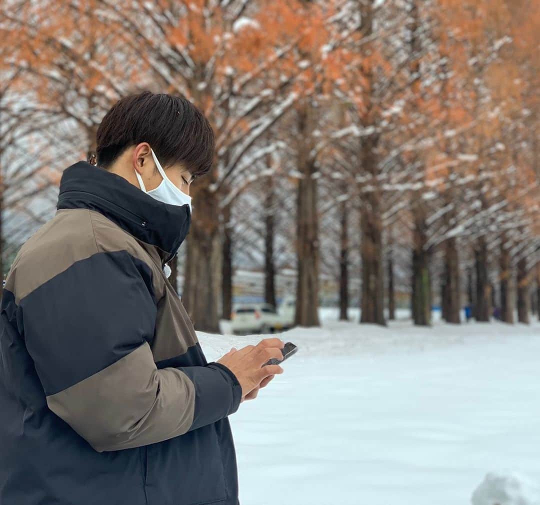 豊田真丸のインスタグラム：「昨日はロケに行ってきました😆  自作の雪だるまの撮影中☃️  #おは朝 #おはよう朝日です」