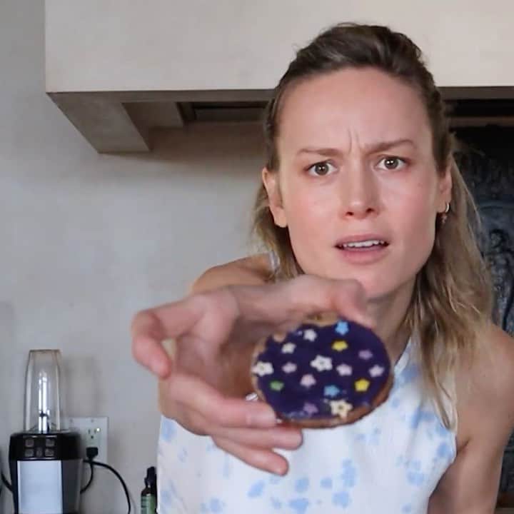 ブリー・ラーソンのインスタグラム：「A life rule I live by: never compromise on cookie cuteness, even if they’re ~heAlthYyyy~. 🤪」