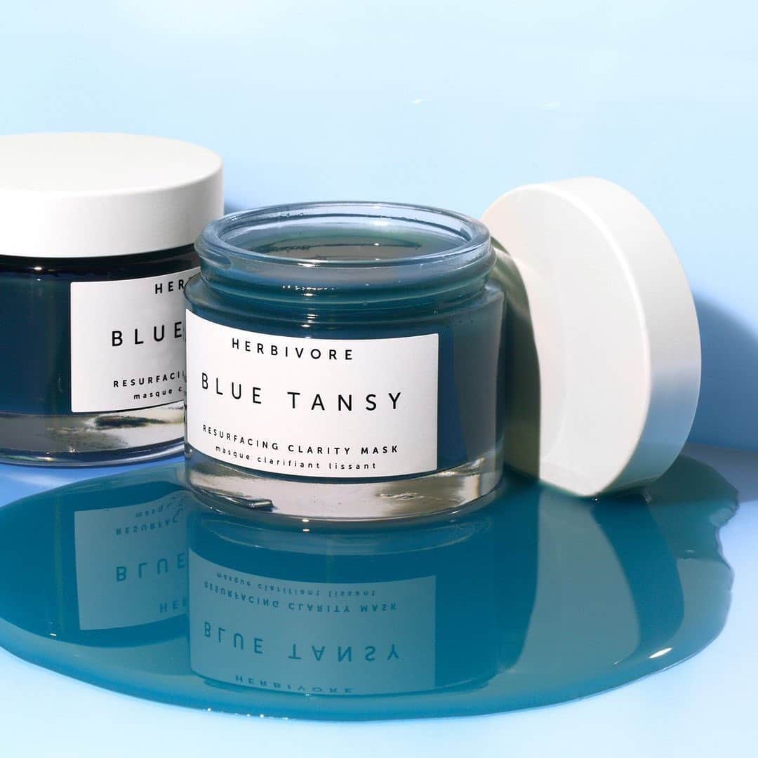 のインスタグラム：「From our friends at @herbivorebotanicals: 💙✨Our Blue Tansy mask has potent but gentle ingredients that resurface for clearer-looking, balanced skin.  What's your favorite thing to do while masking?🧖🏽‍♀️👇  Available at Sephora.  Herbivore Blue Tansy BHA and Enzyme Pore Refining Mask」