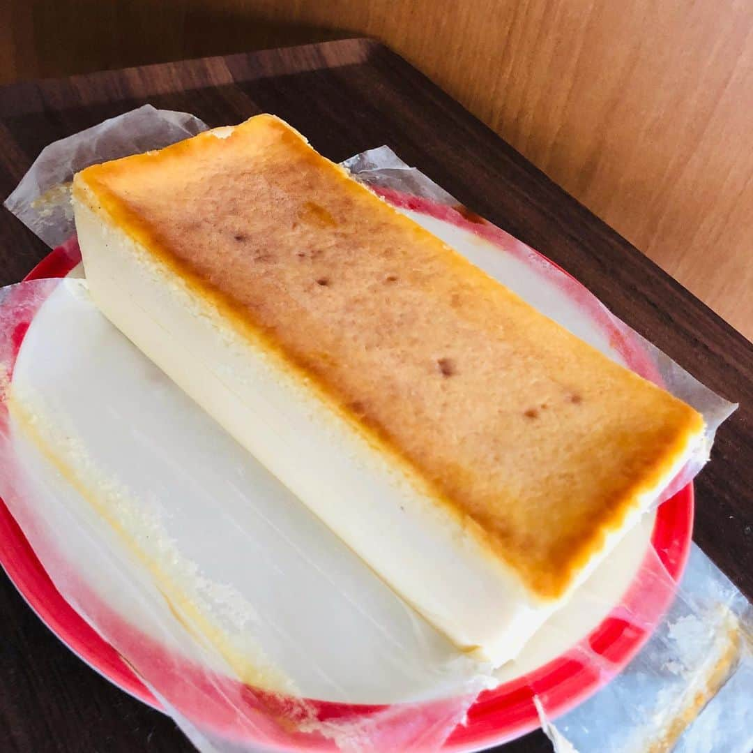 楪望さんのインスタグラム写真 - (楪望Instagram)「ミスチのこと考えてたら、たまらなく食べたくなってきた…🥺✨ * せっかくのタイミングなので、ご本家のケーキも載せちゃう🧀 * これね、スイーツとしてはもちろんなんだけど、ワインのお供にも最＆高なのよ🤤🍷 罪な美味しさでしかない🥺❤️ * パッケージも可愛くて、いつも届く度にわくわくしてる🎁✨ * #ミスチ #mrcheesecake #ミスターチーズケーキ #チーズケーキ #cheesecake #お酒のお供 #赤ワイン合わせるのが好き」12月18日 13時06分 - nozomi_yuzuriha_official