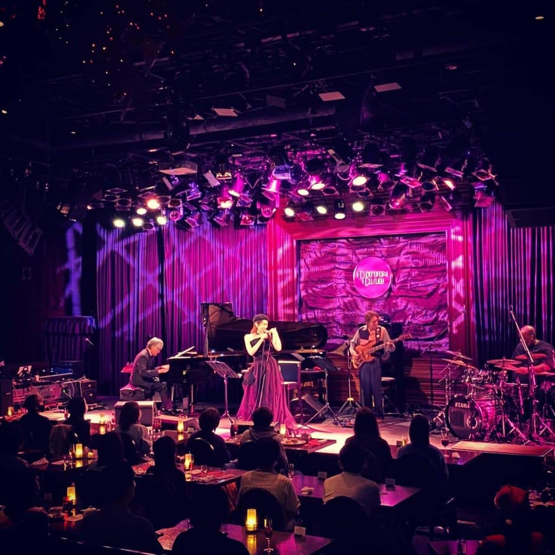 島袋寛子さんのインスタグラム写真 - (島袋寛子Instagram)「– 『UTAUTAI2020 in COTTON CLUB』  皆様、本当にありがとうございました！  春から延期となっていたクラブツアー最終地。  それぞれのスタイルで、それぞれの場所から、一つになれたように感じました。  2月26日ぶりのLiveステージ。  みんな少し不思議なかんじになっていましたが、笑、 ステージから戻った私の顔は自分でも驚くほどにめちゃめちゃ笑顔でした。笑。  まだまだ歌えそうなほど自由を感じていました。  みんなのエネルギーをちゃんと受けとれて、私も自然に、全開で、届けることができたなぁ〜と、今日、1人振り返っています。  本当に、最後までは、カッコつけ続けられない島袋ですね。笑。  最後あたり、まんま、な私だった気がします。笑。  Cotton Club様、バンドメンバー様、配信チーム様、メイクさん、スタイリストさん、マネージャーさん、まだまだたくさんの方々が、このLiveに関わってくださり、力をあわせてくださいました。  ありがとうございます！  そして、なによりも、感染対策をしていただきながら、足を運んでくださった皆様、ありがとうございました。 ご協力ありがとうございます。 感謝でいっぱいです。  画面の前で、いろいろな場所から、想いを届けてくださった皆様、しっかりと、島袋は受けとりました。 ありがとうございました。  緊張や不安も続く日々ではありますが、皆様が心身ともに元気でいてくれること、それがなによりであります。  島袋は、今日もとても元気です💪✨💫😊  今年最後の歌い納め。  皆様と一緒に過ごせて幸せでした。  楽しかった。  島袋にこのような感情と喜びをくださり本当にありがとう。  みんなの毎日を、健康を、笑顔を、幸せを、祈っています。  クリスマス、年越しと、お体にお気をつけて、新しい年をお迎えくださいませ✨  また来年、Liveでお会いできますように！  感謝をこめて⭐️  #ありがとう #2020 #UTAUTAI #COTTONCLUB #最高に歌いやすい環境でした #感動 #感謝 #じつは #島袋まだ仕事納めではないw #歌はうたわないけど #働きます！ #ありがたいことです #本当に。 #なので #2021年もお楽しみに☆ #長文でごめんね🙏」12月18日 13時06分 - hiroko.shimabukuro