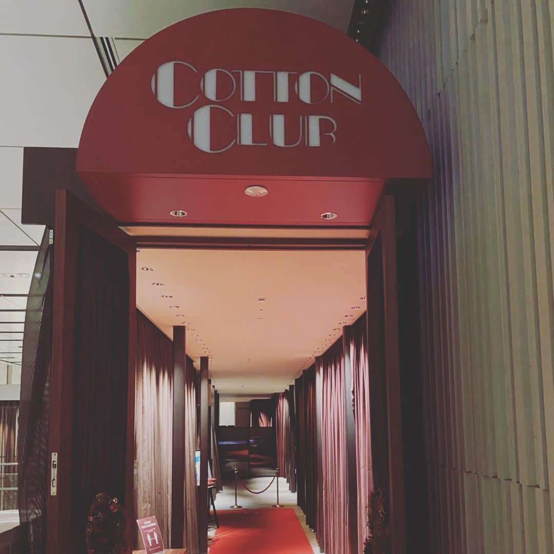 島袋寛子さんのインスタグラム写真 - (島袋寛子Instagram)「– 『UTAUTAI2020 in COTTON CLUB』  皆様、本当にありがとうございました！  春から延期となっていたクラブツアー最終地。  それぞれのスタイルで、それぞれの場所から、一つになれたように感じました。  2月26日ぶりのLiveステージ。  みんな少し不思議なかんじになっていましたが、笑、 ステージから戻った私の顔は自分でも驚くほどにめちゃめちゃ笑顔でした。笑。  まだまだ歌えそうなほど自由を感じていました。  みんなのエネルギーをちゃんと受けとれて、私も自然に、全開で、届けることができたなぁ〜と、今日、1人振り返っています。  本当に、最後までは、カッコつけ続けられない島袋ですね。笑。  最後あたり、まんま、な私だった気がします。笑。  Cotton Club様、バンドメンバー様、配信チーム様、メイクさん、スタイリストさん、マネージャーさん、まだまだたくさんの方々が、このLiveに関わってくださり、力をあわせてくださいました。  ありがとうございます！  そして、なによりも、感染対策をしていただきながら、足を運んでくださった皆様、ありがとうございました。 ご協力ありがとうございます。 感謝でいっぱいです。  画面の前で、いろいろな場所から、想いを届けてくださった皆様、しっかりと、島袋は受けとりました。 ありがとうございました。  緊張や不安も続く日々ではありますが、皆様が心身ともに元気でいてくれること、それがなによりであります。  島袋は、今日もとても元気です💪✨💫😊  今年最後の歌い納め。  皆様と一緒に過ごせて幸せでした。  楽しかった。  島袋にこのような感情と喜びをくださり本当にありがとう。  みんなの毎日を、健康を、笑顔を、幸せを、祈っています。  クリスマス、年越しと、お体にお気をつけて、新しい年をお迎えくださいませ✨  また来年、Liveでお会いできますように！  感謝をこめて⭐️  #ありがとう #2020 #UTAUTAI #COTTONCLUB #最高に歌いやすい環境でした #感動 #感謝 #じつは #島袋まだ仕事納めではないw #歌はうたわないけど #働きます！ #ありがたいことです #本当に。 #なので #2021年もお楽しみに☆ #長文でごめんね🙏」12月18日 13時06分 - hiroko.shimabukuro