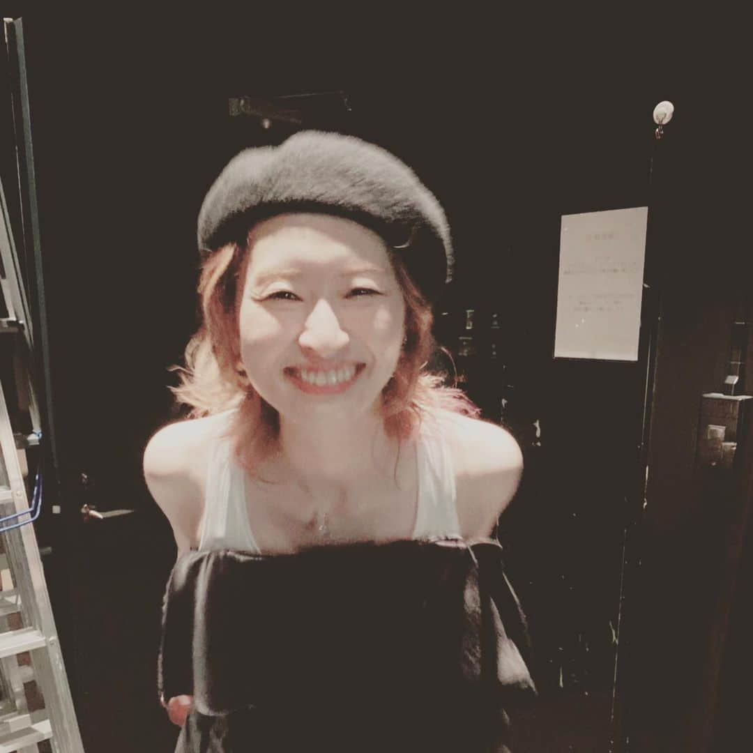 島袋寛子さんのインスタグラム写真 - (島袋寛子Instagram)「– 『UTAUTAI2020 in COTTON CLUB』  皆様、本当にありがとうございました！  春から延期となっていたクラブツアー最終地。  それぞれのスタイルで、それぞれの場所から、一つになれたように感じました。  2月26日ぶりのLiveステージ。  みんな少し不思議なかんじになっていましたが、笑、 ステージから戻った私の顔は自分でも驚くほどにめちゃめちゃ笑顔でした。笑。  まだまだ歌えそうなほど自由を感じていました。  みんなのエネルギーをちゃんと受けとれて、私も自然に、全開で、届けることができたなぁ〜と、今日、1人振り返っています。  本当に、最後までは、カッコつけ続けられない島袋ですね。笑。  最後あたり、まんま、な私だった気がします。笑。  Cotton Club様、バンドメンバー様、配信チーム様、メイクさん、スタイリストさん、マネージャーさん、まだまだたくさんの方々が、このLiveに関わってくださり、力をあわせてくださいました。  ありがとうございます！  そして、なによりも、感染対策をしていただきながら、足を運んでくださった皆様、ありがとうございました。 ご協力ありがとうございます。 感謝でいっぱいです。  画面の前で、いろいろな場所から、想いを届けてくださった皆様、しっかりと、島袋は受けとりました。 ありがとうございました。  緊張や不安も続く日々ではありますが、皆様が心身ともに元気でいてくれること、それがなによりであります。  島袋は、今日もとても元気です💪✨💫😊  今年最後の歌い納め。  皆様と一緒に過ごせて幸せでした。  楽しかった。  島袋にこのような感情と喜びをくださり本当にありがとう。  みんなの毎日を、健康を、笑顔を、幸せを、祈っています。  クリスマス、年越しと、お体にお気をつけて、新しい年をお迎えくださいませ✨  また来年、Liveでお会いできますように！  感謝をこめて⭐️  #ありがとう #2020 #UTAUTAI #COTTONCLUB #最高に歌いやすい環境でした #感動 #感謝 #じつは #島袋まだ仕事納めではないw #歌はうたわないけど #働きます！ #ありがたいことです #本当に。 #なので #2021年もお楽しみに☆ #長文でごめんね🙏」12月18日 13時06分 - hiroko.shimabukuro