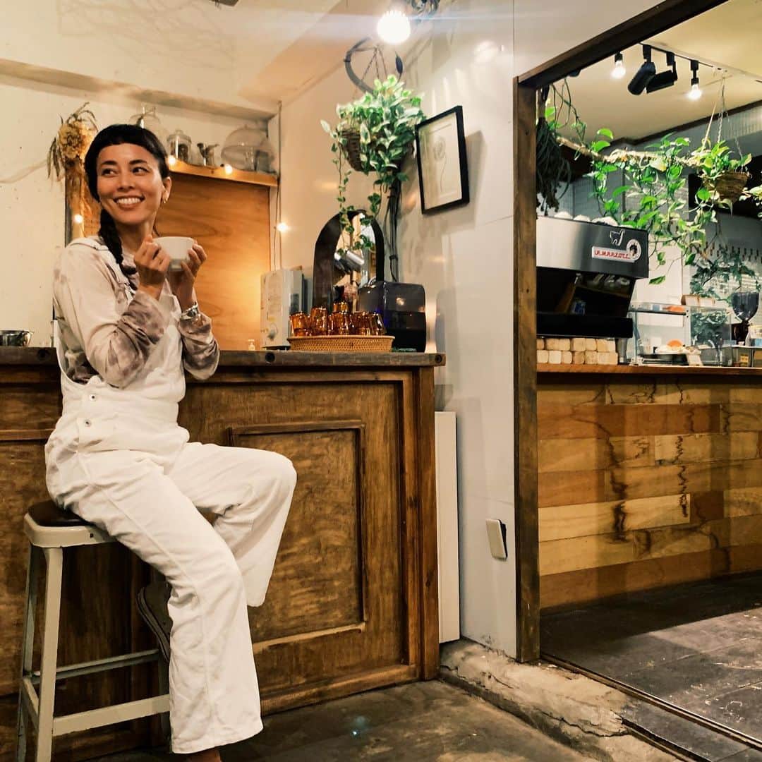 のインスタグラム：「わたし、お酒げき弱です。学生の頃は飲んだら飲んだだけ強くなるって言葉を信じて頑張ったんですが、「努力しても結果が出ないこともある」なんて、人生経験にもなったんだよなぁ。(いまは、もっぱら夫の運転手😀)←こないだ靴一足無くして靴下で帰ってきた。  でも、和食と日本酒とかイタリアンとワインとか味のマリアージュ的なのは、ペロッとすると分かります。引き立つよね！飲めないくせに、飲み誘いますが、宜しくお願いします。  代わりにコーヒーとスイーツやパンが大好きです。 グルテンさんありがとう。  つなぎ @glassysea_official  タイダイTee @intuition_official」