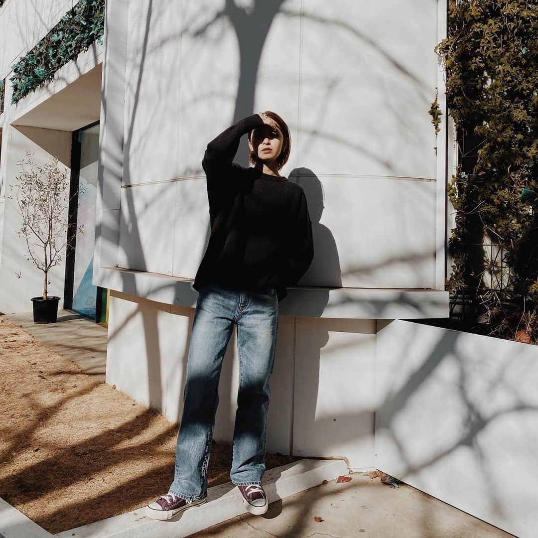 Eri Koyamaのインスタグラム：「.  みなさん昨日のポストに 沢山メッセージやDMありがとうございます🥺❤️❤️ 出勤日ストーリーの方でお伝えさせて頂きますね◯  今日発売の #アウトリンキングクルーネックニット 袖のリブが長めでかわいいい！  1月発売のイチオシデニムに パープルのコンバース👟◎  @ungrid_official @ungrid_staffsnap @eri_koyama_ #Ungriddenim #153cmコーデ」