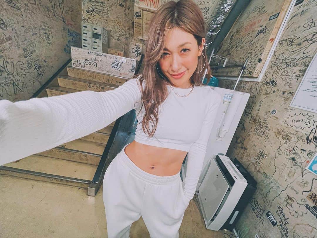 片桐舞子のインスタグラム：「今日はチートデーなんで、今からごっついハンバーガー食べます🍔  チートした分、もうちょい絞れますように…  #iphone12promax#広角レンズ#この撮り方好き#今日は夜トレ必須」