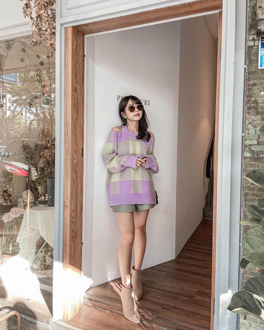 郭圈圈さんのインスタグラム写真 - (郭圈圈Instagram)「台中可愛的咖啡廳☕️ 但我喝茶🫖 好大一壺～誠意十足😆 搭配蛋糕🍰好清爽😋 - 🏠台中市北區梅川東路三段203號 （一開始還看錯跑到四段 真的眼睛👀有問題） - 💜我可愛的毛衣💚 @marumaru_lea_official」12月18日 13時17分 - helloiamlea