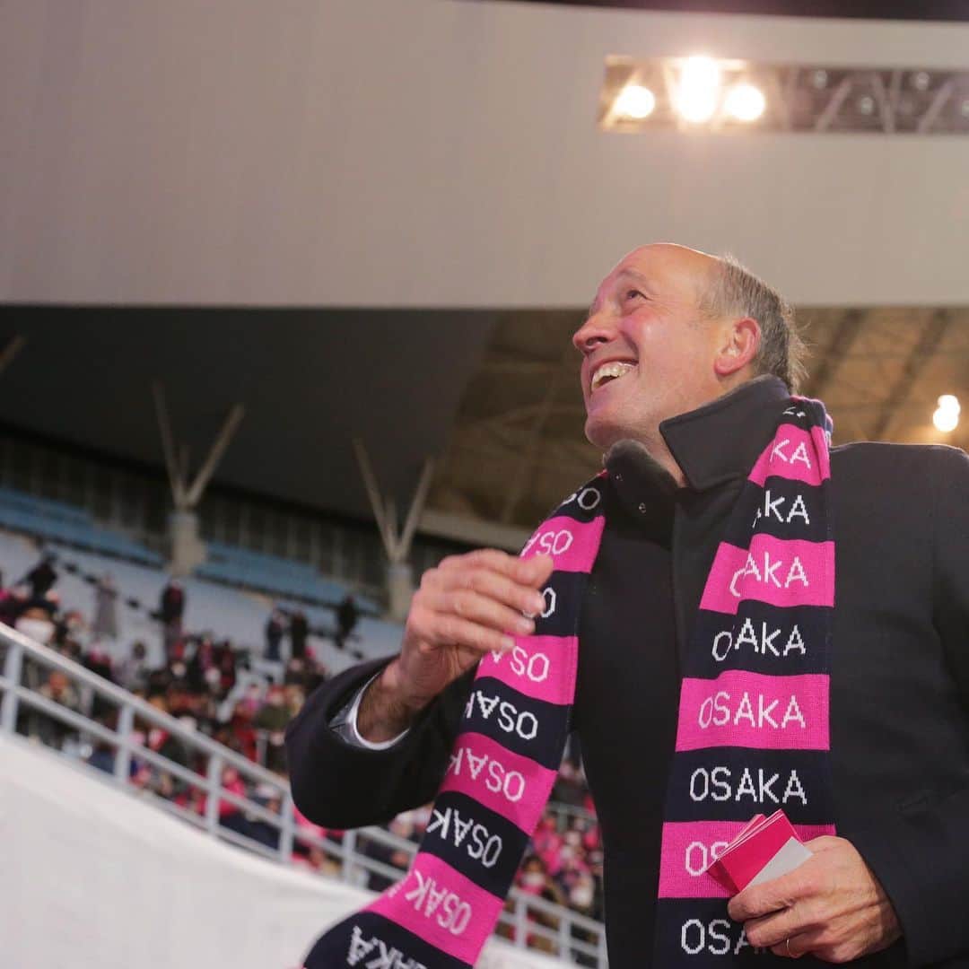 のインスタグラム：「. サポーターとお別れの挨拶  📷Photo by J.LEAGUE  #ロティーナ #監督 #セレッソ大阪 #cerezo #cerezoosaka  #Jリーグ #jleague #j1 #j撮り  #football #サッカーキング #⚽️ #サッカー」