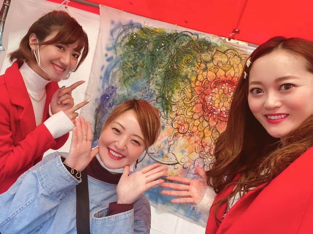 三上玲奈のインスタグラム：「去年に引き続き　@chisatotaki  がヘナアート、オリジナルマスク作成、インドからの輸入雑貨販売をしてるよ❣️  手首とかはヘナアート冬でも見れるから可愛いよね🥰  クリスマスガーデンではキャンドルやリースのワークショップなど、お子さんとも楽しめますよー❣️  【#クリスマスガーデン　#クリスマスデザインツリーコンペティション　#クリスマスツリーNo.004】 で投票してね😃 ⭐️芝公園4号地で開催❗️最寄駅は御成門😃 ⭐️三上は先輩チームなので参加してませんが、新人ヒビヤガールの7人はコンテストをしています。お酒を買うと貰える投票券で投票してね❣️ 貰えない時は下さいと店員に言ってください😃  ⭐️ソーシャルディスタンスや大声、なるべくマスク着用などご協力お願いします。 入場の際には検温、アルコールお願いしております❣️  ⭐️会場内はキャッシュレスです。【クレジット、Suica、PayPay、ID,nanaco、楽天edy,QUICPay、りそなwallet,ALIPAY,We ChatPay】をご用意下さい😃  ⭐️グラスのデポジットは1000円現金です💦  ⭐️現金ご希望の方は金券販売しています💴が、お釣りはでませんので出来ればキャッシュレスがオススメです❣️  #三上玲奈　#ヒビヤガール　#クリスマスガーデン　#芝公園　#ヒビヤガーデン　#ビール女子」