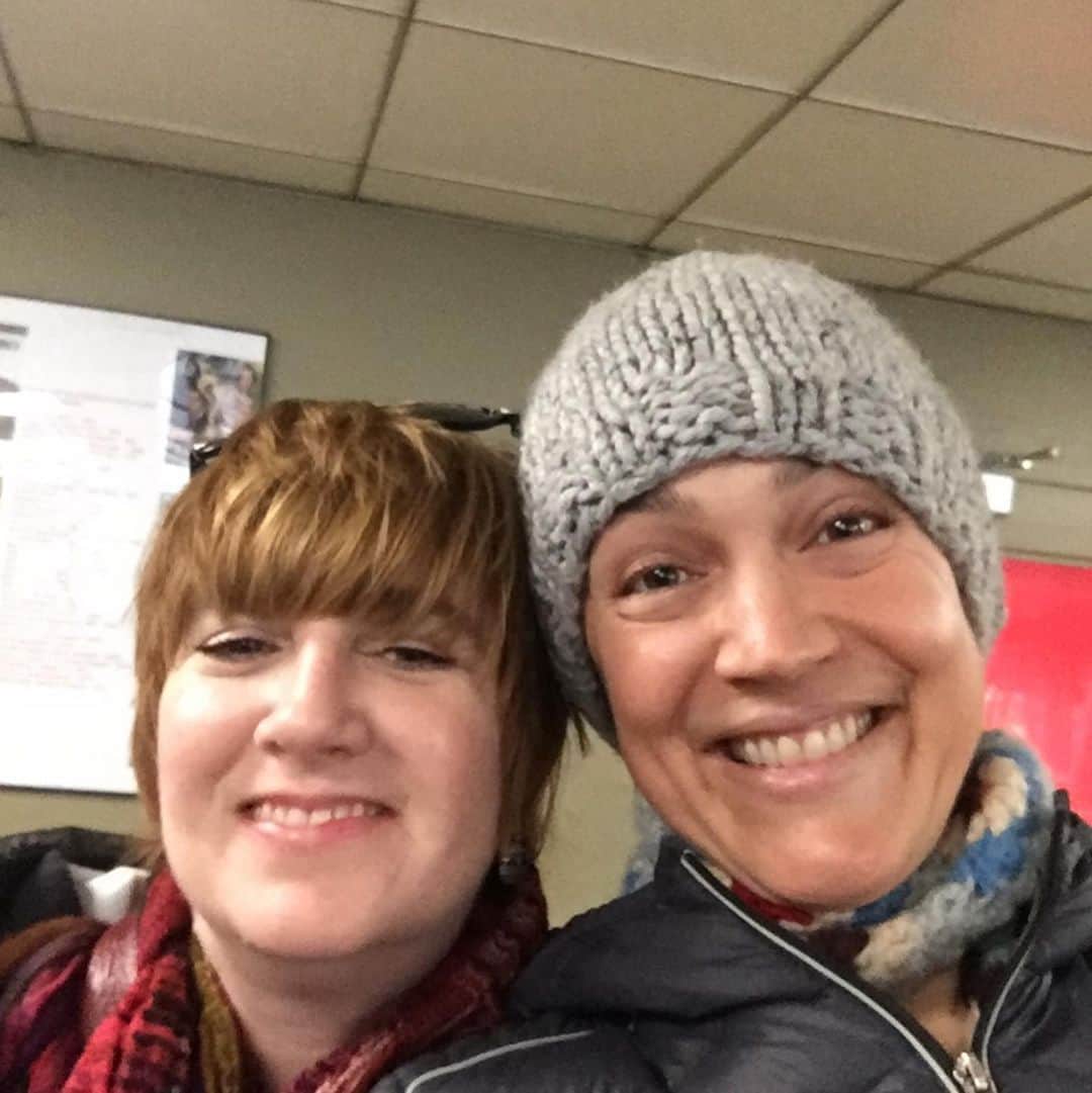 レスリー・フェラのインスタグラム：「Happy 50th birthday 🥳 to this crazy kid!! I love you, @jenifer.juniper. Thank you for being my touchstone these past 35 years. #friendsforever」