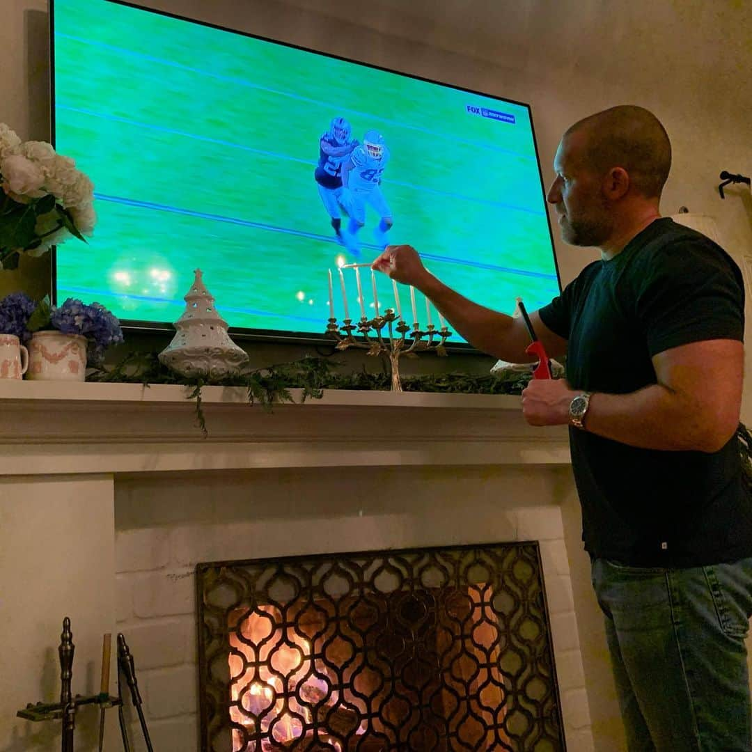 アーミー・ハマーのインスタグラム：「Happy 8th and and final night of light. Here is my agent @brandoliebman showing me how neck-and-neck his football to Hanukkah balance is. Thanks Brando and @heidiliebman for having me and my antibodies over.」