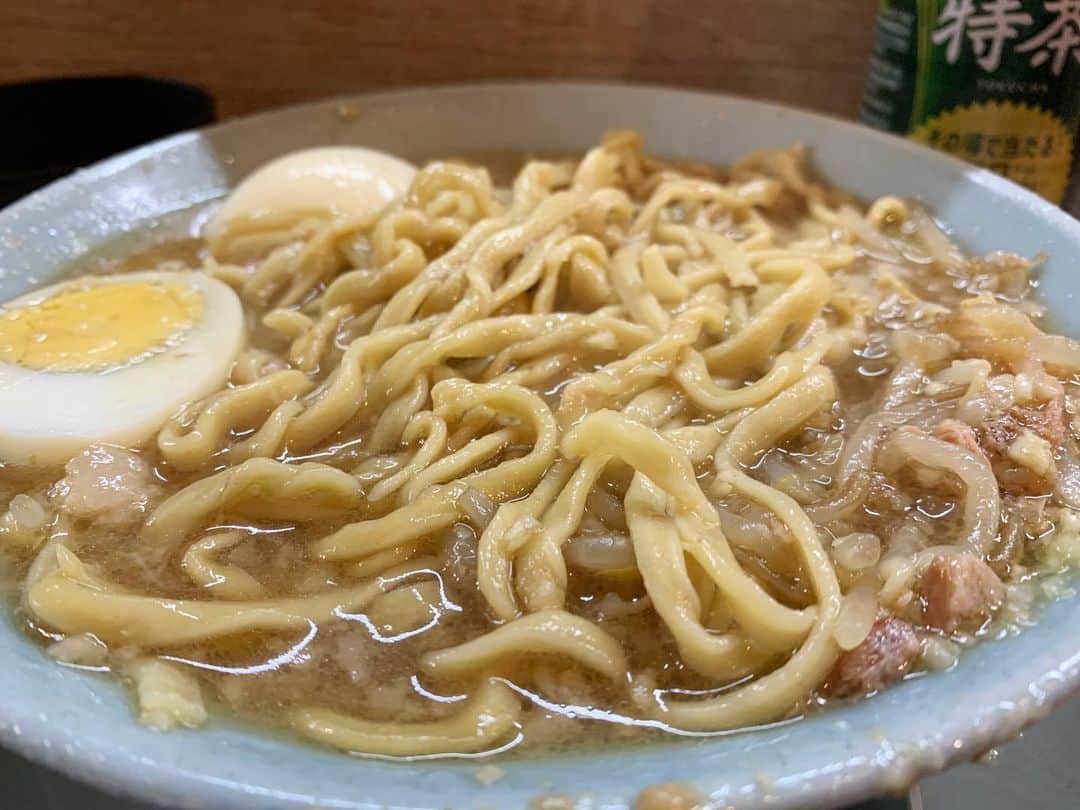 SUSURUさんのインスタグラム写真 - (SUSURUInstagram)「ラーメン富士丸 西新井大師店 富士丸ラーメン麺半分ニンニク少なめちょいヤサイアブラ、ゆで玉子 深夜の富士丸ほど罪深いラーメンを僕は知らない。 甘味あり、優しく豚出汁が効いたスープが渇いた身体にジンジンと染み渡ります。 豚カスアブラのかかったクタヤサイ、富士丸といえばこの茹で加減。たまりません。 大きめのブタは肉感しっかりジューシー、かつ中は柔らかくて最高🐷 熟成感のある自家製麺太麺は風味豊かで食べ応えも十分です🍜 麺半分にすると選べるサービスの豚カス入りアブラなどなどを駆使して最後まで美味しく完食！ 富士丸最高ッ！ #susuru_tv #ラーメン富士丸西新井大師店 #富士丸ラーメン #豚カス入りアブラ #うまい  #ラーメン #らーめん #ramen #ラーメン部 #ramennoodles #毎日ラーメン生活 #麺スタグラム #japaneseramen #japanramen #foodstagram #foodie #noodles #instanoodle #instaramen #instafood #susururecommended #富士丸 #ラーメン富士丸 #東京ラーメン」12月18日 13時40分 - susuru_tv