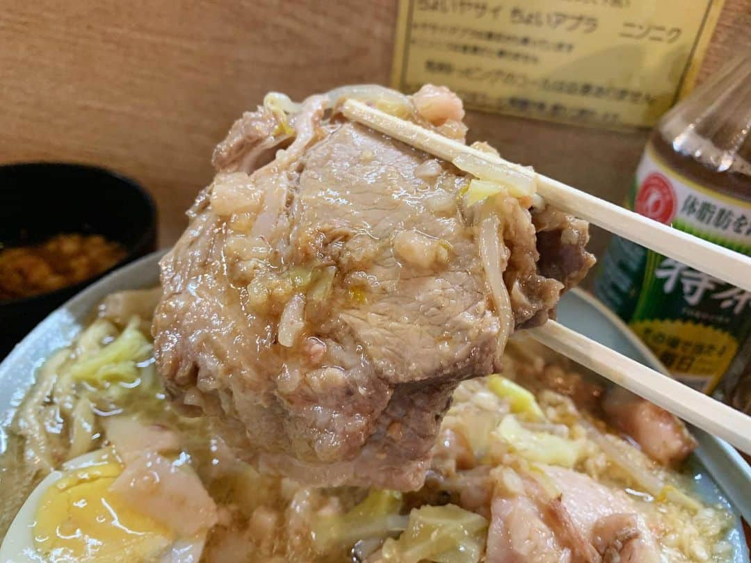 SUSURUさんのインスタグラム写真 - (SUSURUInstagram)「ラーメン富士丸 西新井大師店 富士丸ラーメン麺半分ニンニク少なめちょいヤサイアブラ、ゆで玉子 深夜の富士丸ほど罪深いラーメンを僕は知らない。 甘味あり、優しく豚出汁が効いたスープが渇いた身体にジンジンと染み渡ります。 豚カスアブラのかかったクタヤサイ、富士丸といえばこの茹で加減。たまりません。 大きめのブタは肉感しっかりジューシー、かつ中は柔らかくて最高🐷 熟成感のある自家製麺太麺は風味豊かで食べ応えも十分です🍜 麺半分にすると選べるサービスの豚カス入りアブラなどなどを駆使して最後まで美味しく完食！ 富士丸最高ッ！ #susuru_tv #ラーメン富士丸西新井大師店 #富士丸ラーメン #豚カス入りアブラ #うまい  #ラーメン #らーめん #ramen #ラーメン部 #ramennoodles #毎日ラーメン生活 #麺スタグラム #japaneseramen #japanramen #foodstagram #foodie #noodles #instanoodle #instaramen #instafood #susururecommended #富士丸 #ラーメン富士丸 #東京ラーメン」12月18日 13時40分 - susuru_tv