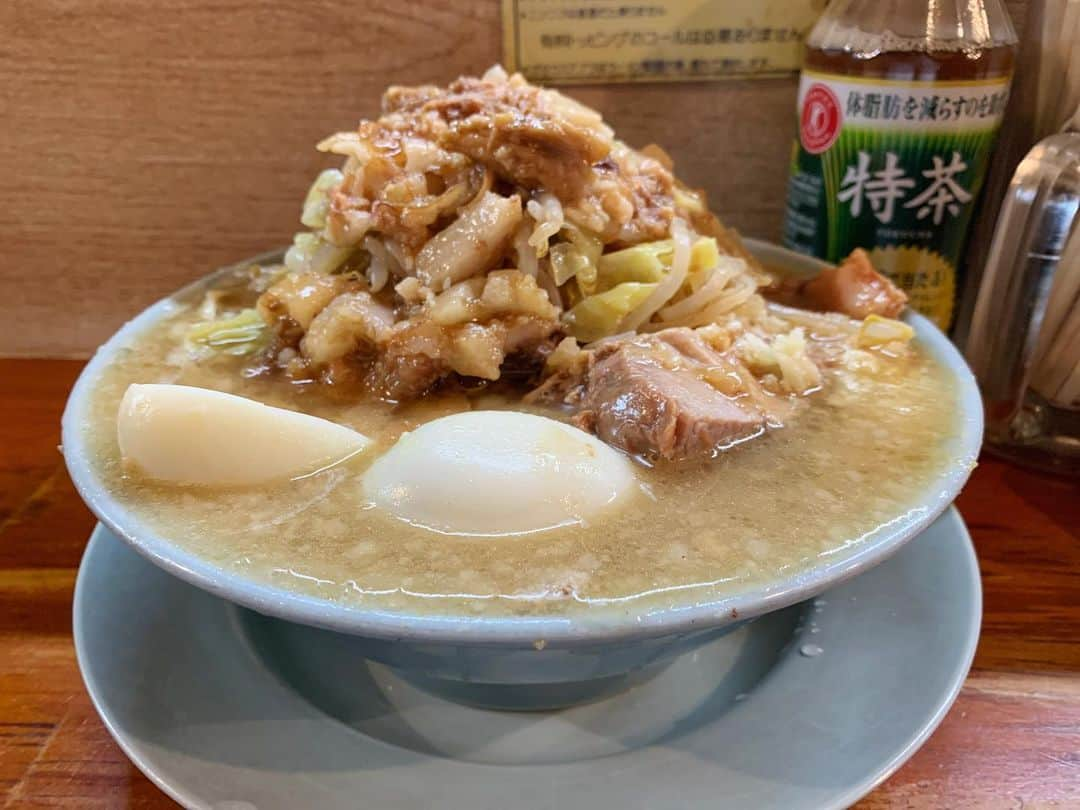 SUSURUさんのインスタグラム写真 - (SUSURUInstagram)「ラーメン富士丸 西新井大師店 富士丸ラーメン麺半分ニンニク少なめちょいヤサイアブラ、ゆで玉子 深夜の富士丸ほど罪深いラーメンを僕は知らない。 甘味あり、優しく豚出汁が効いたスープが渇いた身体にジンジンと染み渡ります。 豚カスアブラのかかったクタヤサイ、富士丸といえばこの茹で加減。たまりません。 大きめのブタは肉感しっかりジューシー、かつ中は柔らかくて最高🐷 熟成感のある自家製麺太麺は風味豊かで食べ応えも十分です🍜 麺半分にすると選べるサービスの豚カス入りアブラなどなどを駆使して最後まで美味しく完食！ 富士丸最高ッ！ #susuru_tv #ラーメン富士丸西新井大師店 #富士丸ラーメン #豚カス入りアブラ #うまい  #ラーメン #らーめん #ramen #ラーメン部 #ramennoodles #毎日ラーメン生活 #麺スタグラム #japaneseramen #japanramen #foodstagram #foodie #noodles #instanoodle #instaramen #instafood #susururecommended #富士丸 #ラーメン富士丸 #東京ラーメン」12月18日 13時40分 - susuru_tv