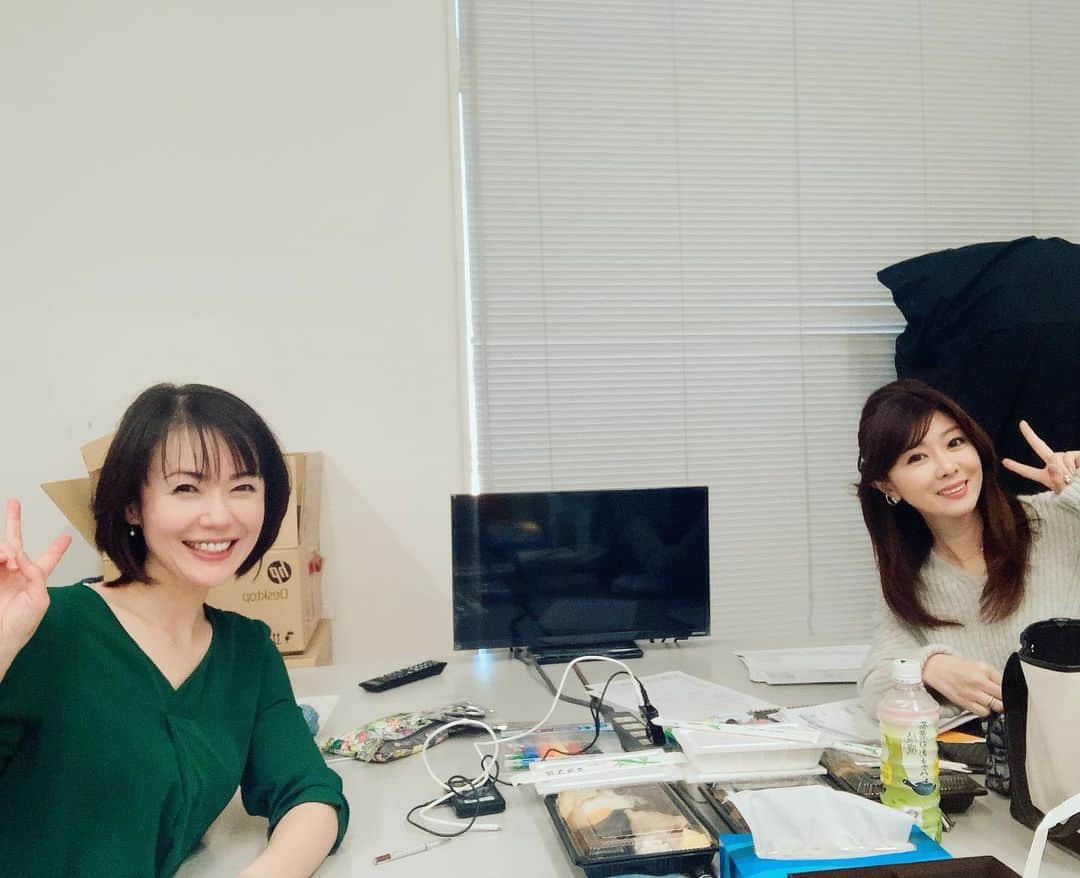 六車奈々さんのインスタグラム写真 - (六車奈々Instagram)「昨日のオフショット。  矢部美穂ちゃんと、 いつも楽しい控え室です^ ^  #矢部美穂  #六車奈々 #働くママ  #ワーママ #アラフィフ  #グリーンカラー  #ワンピース   #workingmama #beauty #smile  #fashion #japanese #japan #japanesebeauty #greenonepiece #onepiece」12月18日 13時32分 - nanarokusha