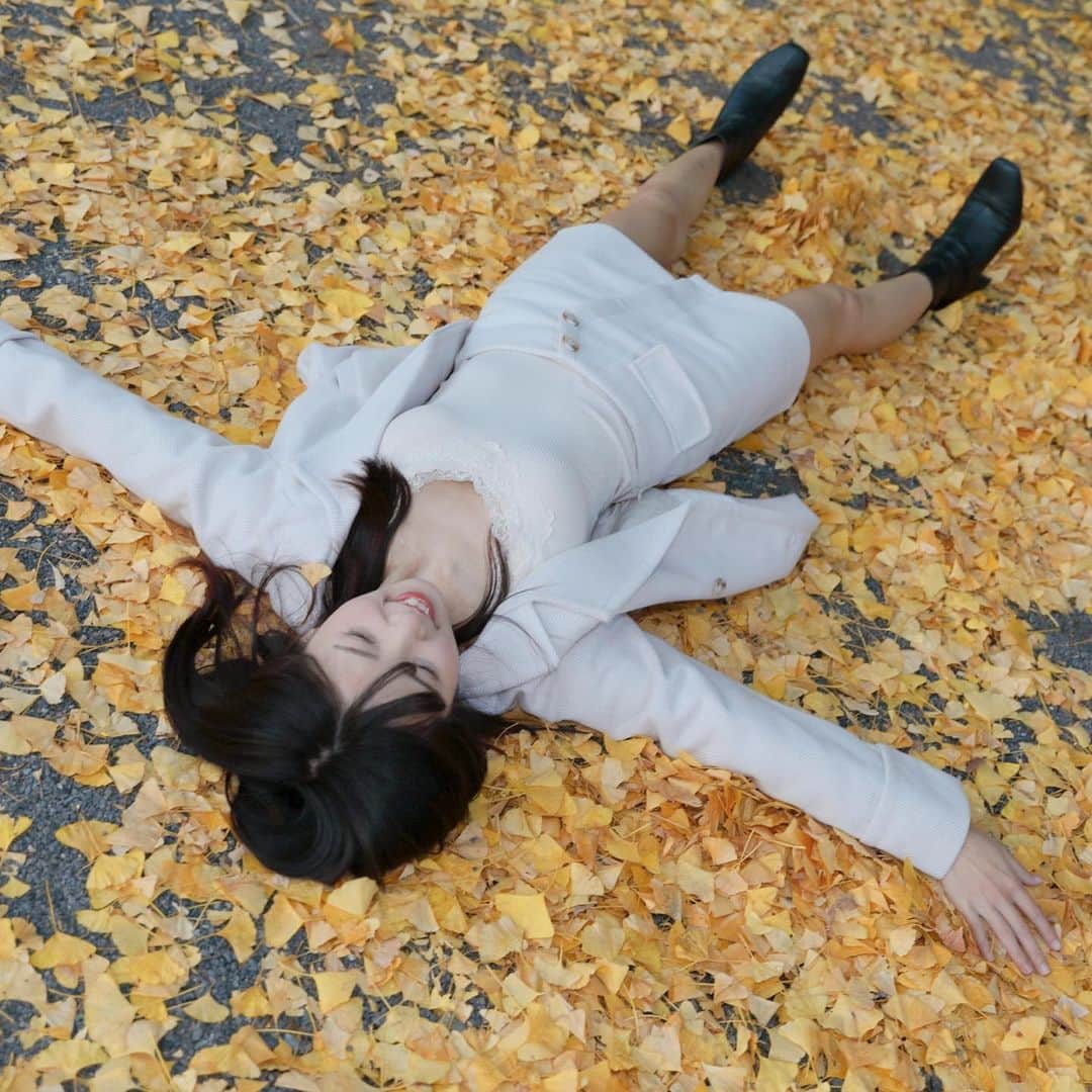 めいさんのインスタグラム写真 - (めいInstagram)「-- あなたと同じの人を探す 幼稚するとき幼稚 成熟するとき成熟の人 毎日たくさん笑って そして手を離さない - - - - 📸photo: @bluenoah22  #被写体モデル#fall#autumn#人像寫真#portrait#사진#被写体#写真#portraitfestival#カメラ#ポートレート #portraitmood#beauty#japan#photo_jpn#photography#섹시#photo#人像攝影#フォロー#撮影#model#カメラ女子#模特#秋#follow#portraitsedition#イチョウ#shooting  找一個跟你一樣 該幼稚時幼稚 該成熟時成熟的人 每天笑的燦爛如花 然後不放手」12月18日 13時32分 - meitienlin1125