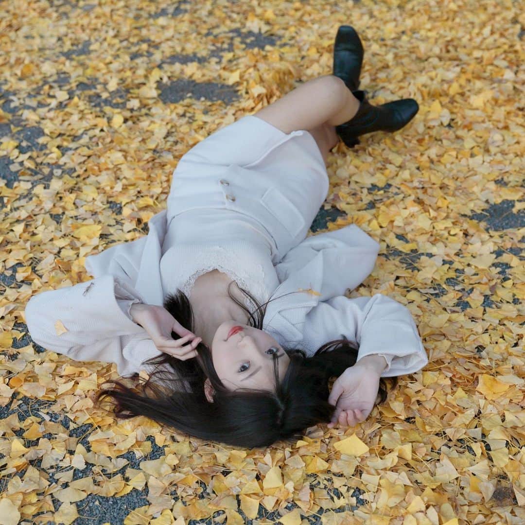 めいさんのインスタグラム写真 - (めいInstagram)「-- あなたと同じの人を探す 幼稚するとき幼稚 成熟するとき成熟の人 毎日たくさん笑って そして手を離さない - - - - 📸photo: @bluenoah22  #被写体モデル#fall#autumn#人像寫真#portrait#사진#被写体#写真#portraitfestival#カメラ#ポートレート #portraitmood#beauty#japan#photo_jpn#photography#섹시#photo#人像攝影#フォロー#撮影#model#カメラ女子#模特#秋#follow#portraitsedition#イチョウ#shooting  找一個跟你一樣 該幼稚時幼稚 該成熟時成熟的人 每天笑的燦爛如花 然後不放手」12月18日 13時32分 - meitienlin1125