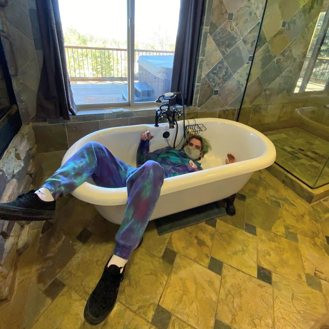 タイラー・ポジーのインスタグラム：「I even take baths in this thing. Never taking it off」