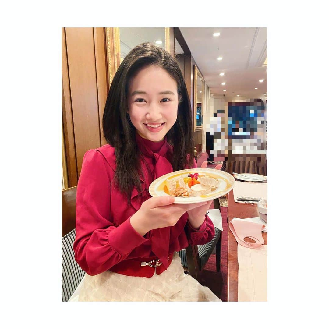 天翔愛さんのインスタグラム写真 - (天翔愛Instagram)「🙌🏻🎂💕﻿ ﻿ 実は、12月14日は私の19歳の誕生日でした🎂﻿ 仕事で当日お祝いができなかったので﻿ 遅れてお祝いしてもらいました🤗﻿ 私の大好きなチーズの盛り合わせもあって﻿ とても美味しくてハッピーでした♪♪﻿ ﻿ 19歳まで本っ当にあっという間でした。﻿ 今年デビューしてから﻿ 自分を振り返る機会もたくさんあり、﻿ ここまで育ててくれた両親や、応援し、助けてくださった全ての方に心からの感謝を伝えたいです✨ いただいたDM、ストーリーもよみました。﻿ DMやストーリーでお祝いしてくださったのも﻿ 全て私にとって最高のプレゼントです‼︎💝﻿ いつも応援してくださる皆様、﻿ 本当にありがとうございます💜 まだまだ幼い私ですが、19歳は、武士道の学びを深めたり、新しいことにチャレンジします✨ 今まで以上にとにかく自分を磨いて、格段にステップアップする一年にしたいです‼︎﻿ 19歳の天翔愛もどうぞよろしくお願いします🙇‍♀️﻿ ﻿ #19歳﻿ #藤岡ファミリー #nineteen﻿ #ティーン#aitensho  #ラストティーン﻿ #応援ありがとう ﻿#japanesegirl  #誕生日　#happybirthday  #family #birthday #天翔愛　#感謝　#ありがとう  ﻿ ﻿ ﻿ ﻿ ﻿ ﻿ ﻿ ﻿ ﻿ ﻿ ﻿ ﻿」12月18日 13時51分 - ai_tensho_official