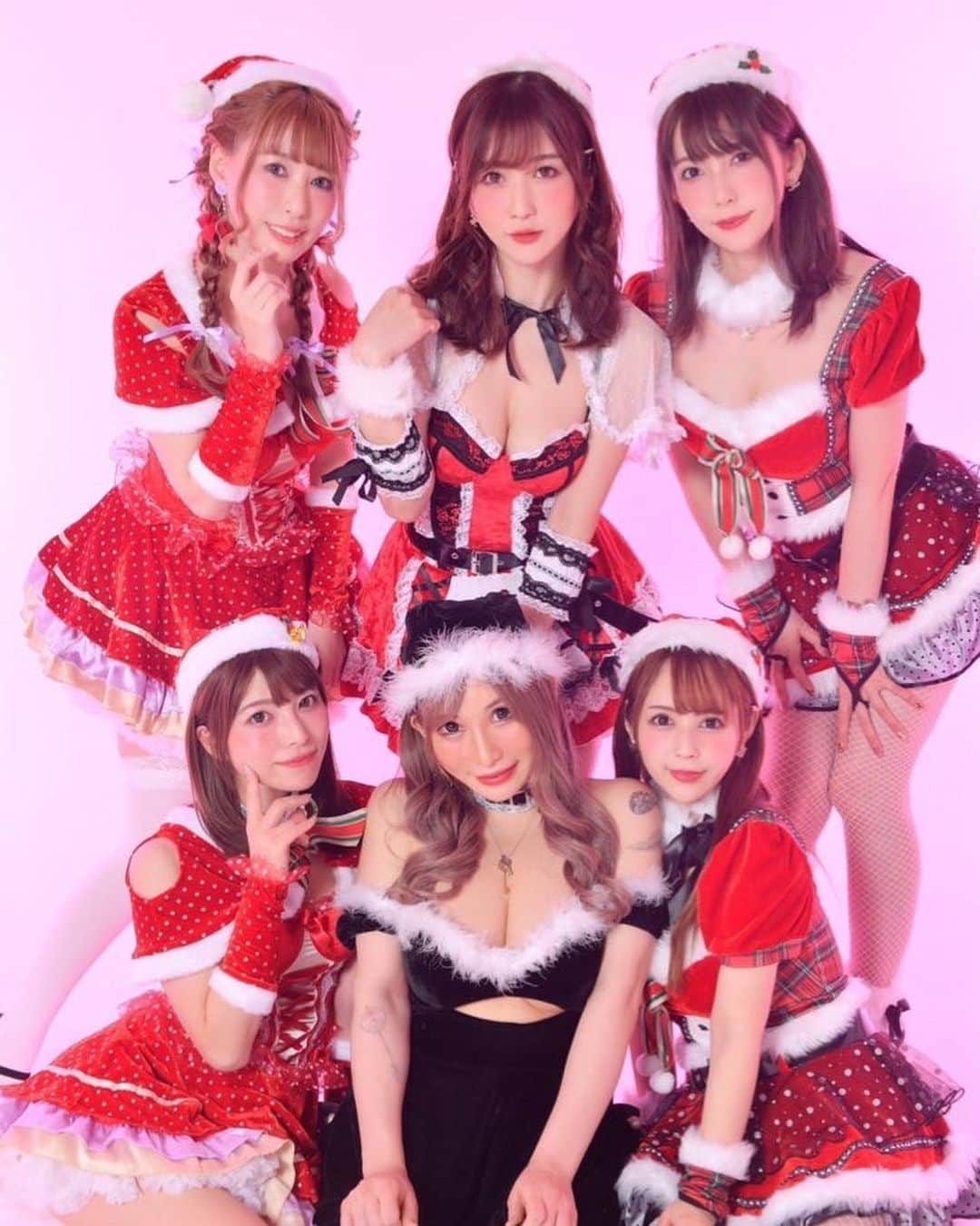 佳苗るかのインスタグラム：「少し早いけどメリークリスマス🎄✨みんなでサンタさんになりましたっ🎅💗  衣装は @malymoon1991  撮影は @fukawadaichi   可愛い衣装に素敵なお写真！！ありがとうございます💗  #クリスマス #サンタコス #コスプレ #コスプレ女子 #コスプレ撮影 #コスプレ写真 #メリークリスマス」