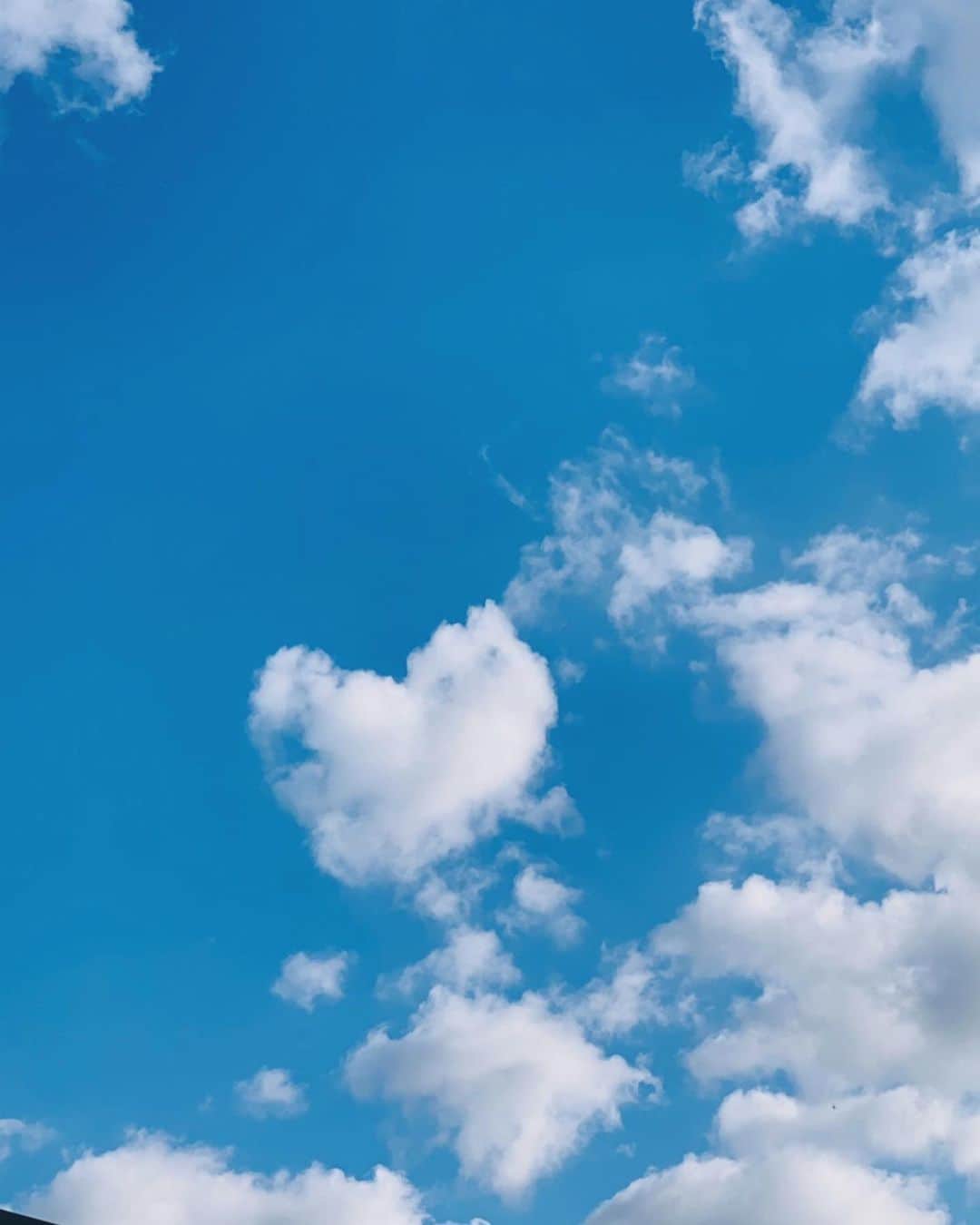 佐竹美希さんのインスタグラム写真 - (佐竹美希Instagram)「太平洋側と日本海側って、異世界のように感じます。この時期に青空が続くなんて信じられないですよね。 #空 #雲 #❤️ #sky #clouds」12月18日 14時06分 - miki_stk