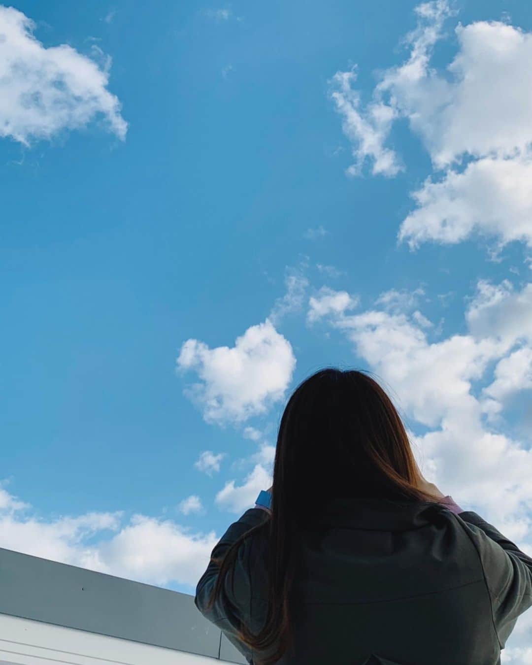佐竹美希さんのインスタグラム写真 - (佐竹美希Instagram)「太平洋側と日本海側って、異世界のように感じます。この時期に青空が続くなんて信じられないですよね。 #空 #雲 #❤️ #sky #clouds」12月18日 14時06分 - miki_stk
